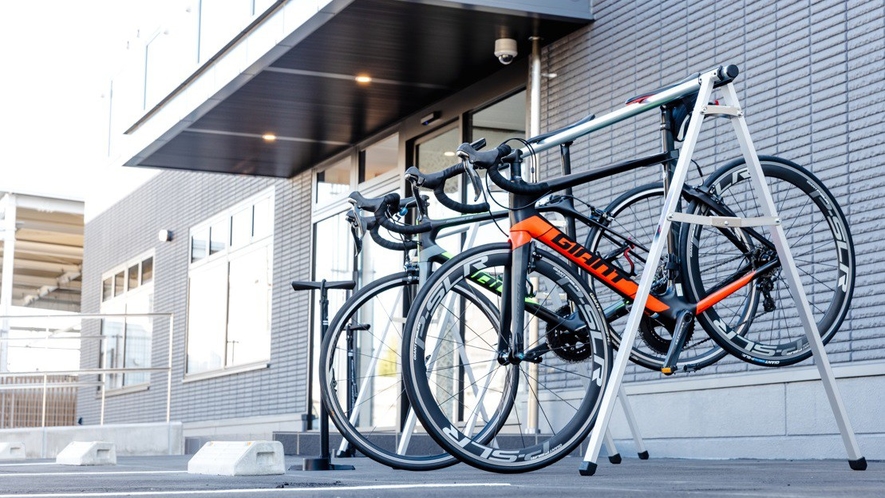 正面玄関　サイクル置き場