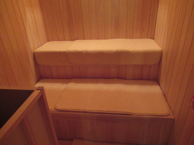 サウナ室【サ活♪】90度に設定されたＴＶ完備の高温ドライサウナ♪「ととのい」椅子も完備してます♪