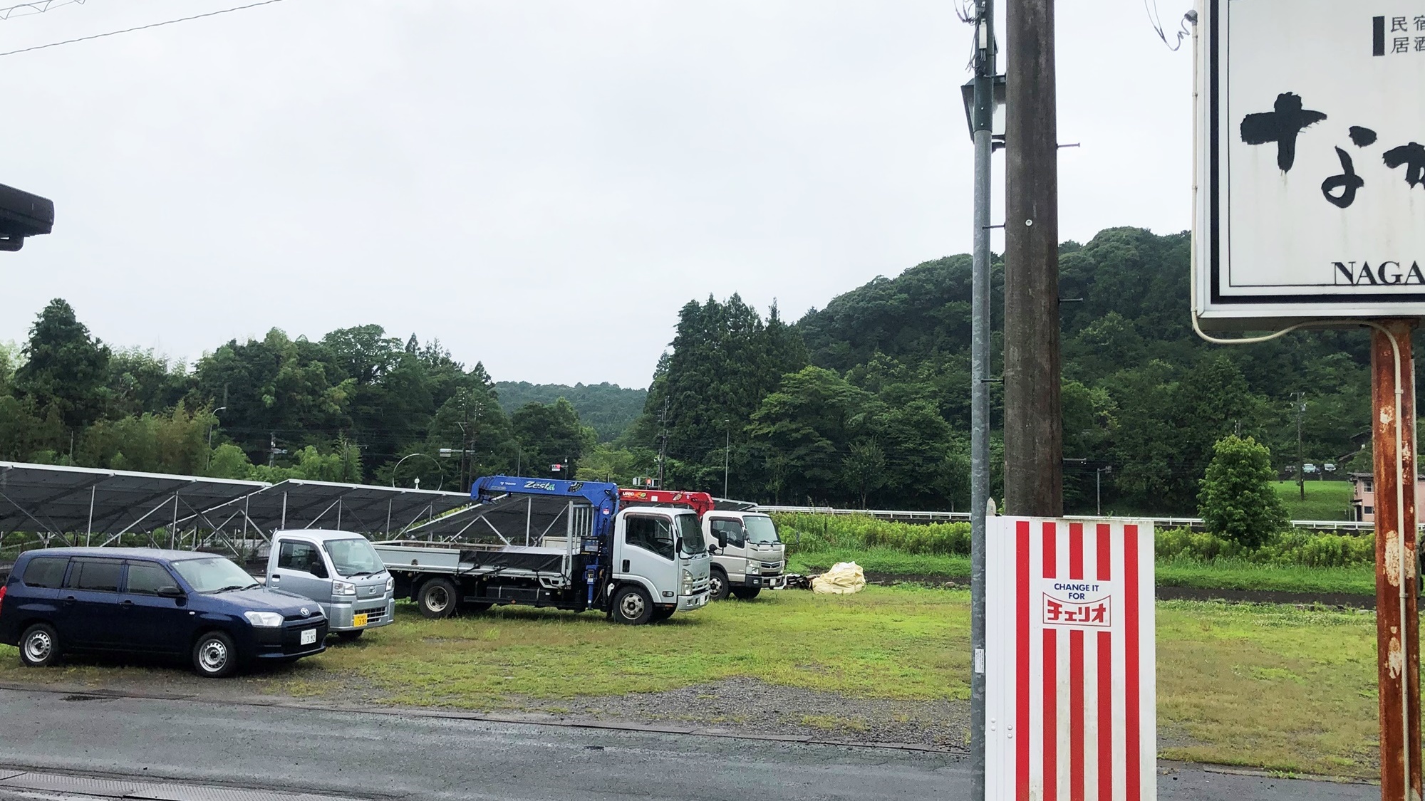 *【駐車場】大型バスや4tトラックなどの大型工事車両も余裕で駐車可能な広々としたスペース。