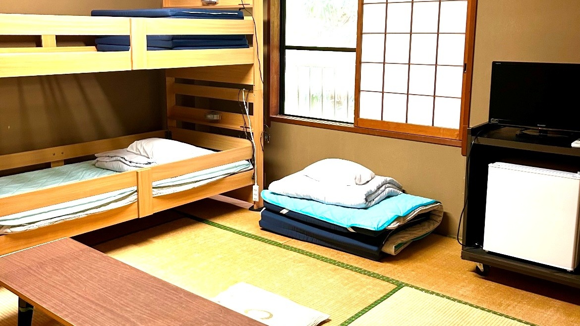* 【畳＋ベッドのお部屋】畳＋2段ベッドのお部屋と畳＋ベッドのお部屋を襖で仕切ったところです。