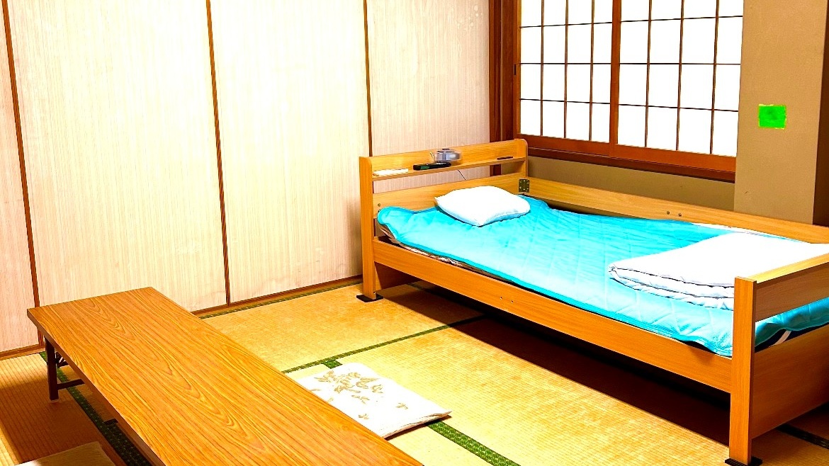 * 【畳＋ベッドのお部屋】畳＋2段ベッドのお部屋と畳＋ベッドのお部屋を襖で仕切ったところです。