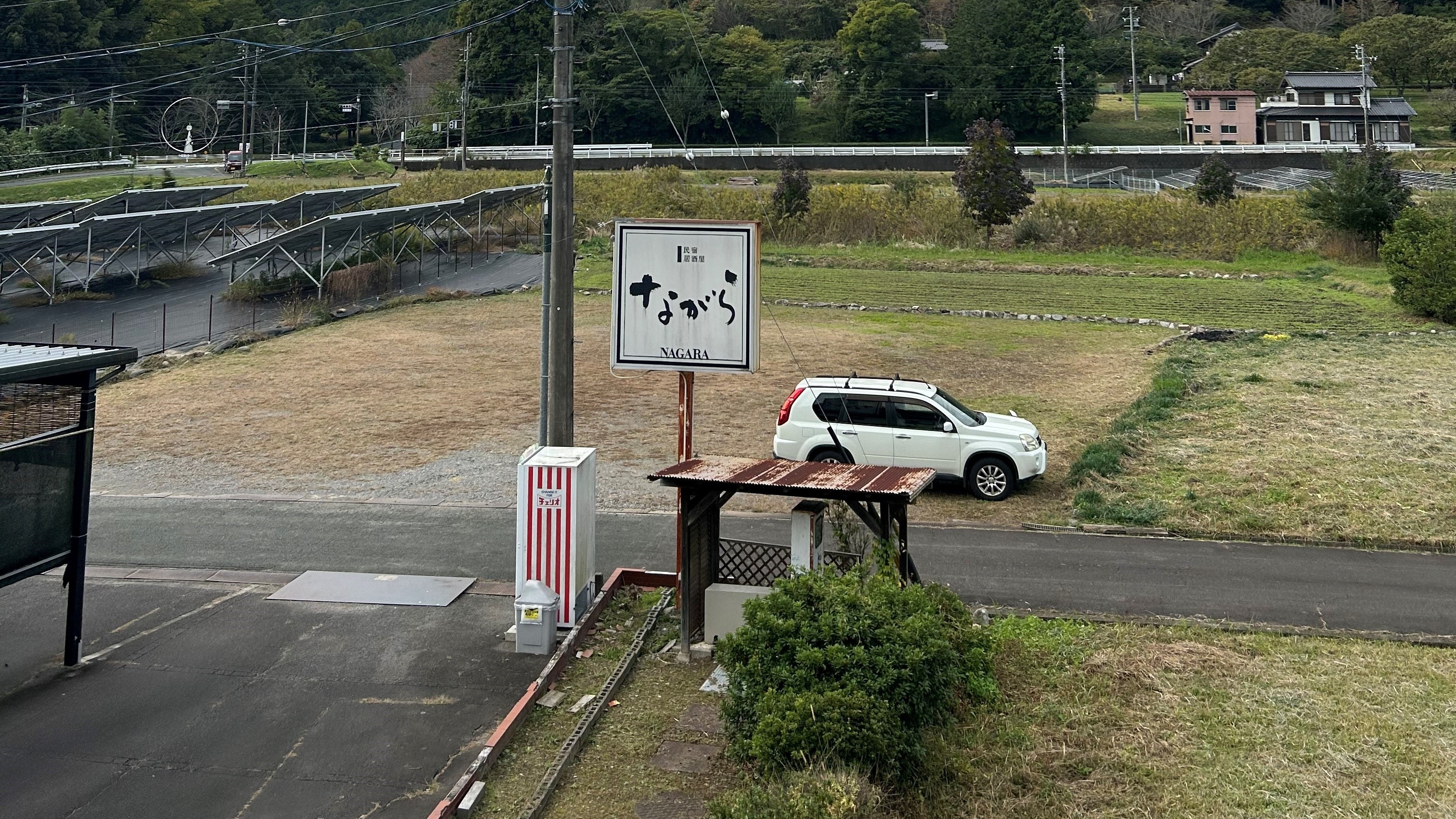 *【駐車場】広々スペースで工事車両や大型バスも駐車らくらく♪屋根付き駐車場もあるのでバイクなども安心