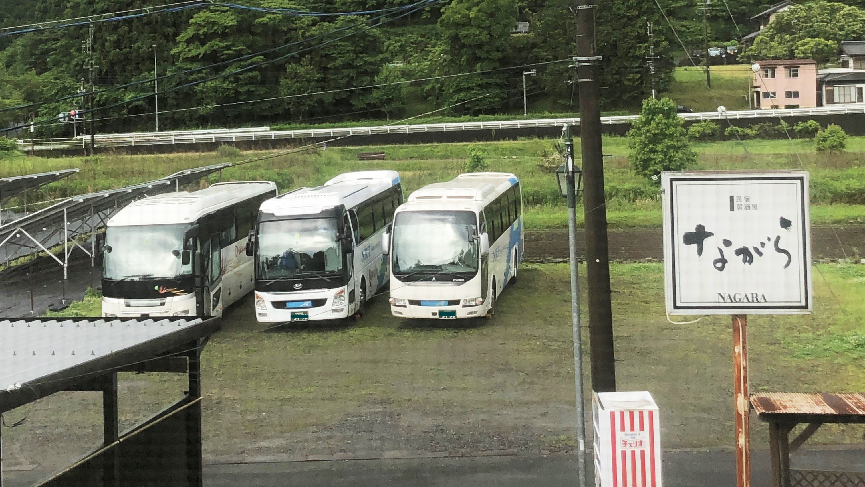 * 【駐車場】大型バスを3台停めてもまだまだ余裕あります！