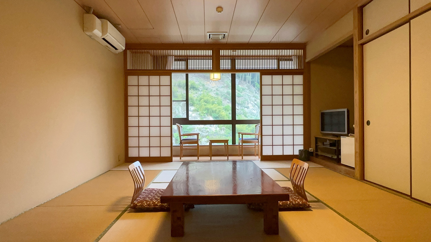 広々とごゆっくりお寛ぎいただける和室。