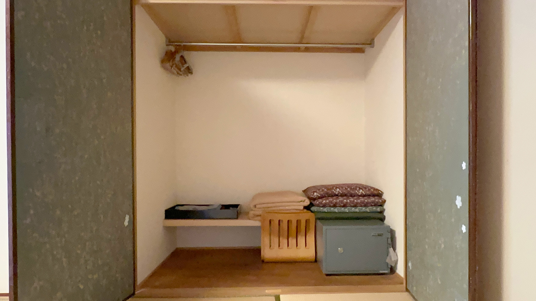 和室一例：上着などかけられる広々ハンガーラックあり