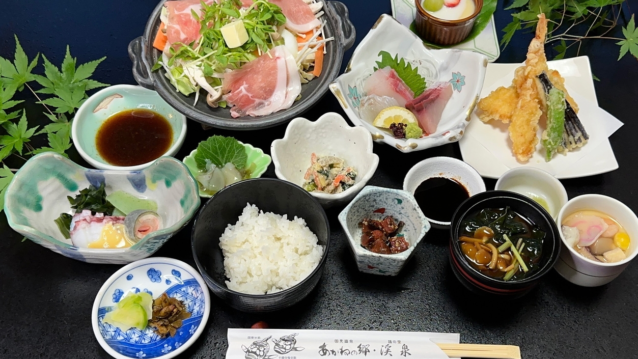 【スタンダード会席】地元食材など季節ごとの「美味しい旬」を味わえる会席。名湯で温泉三昧