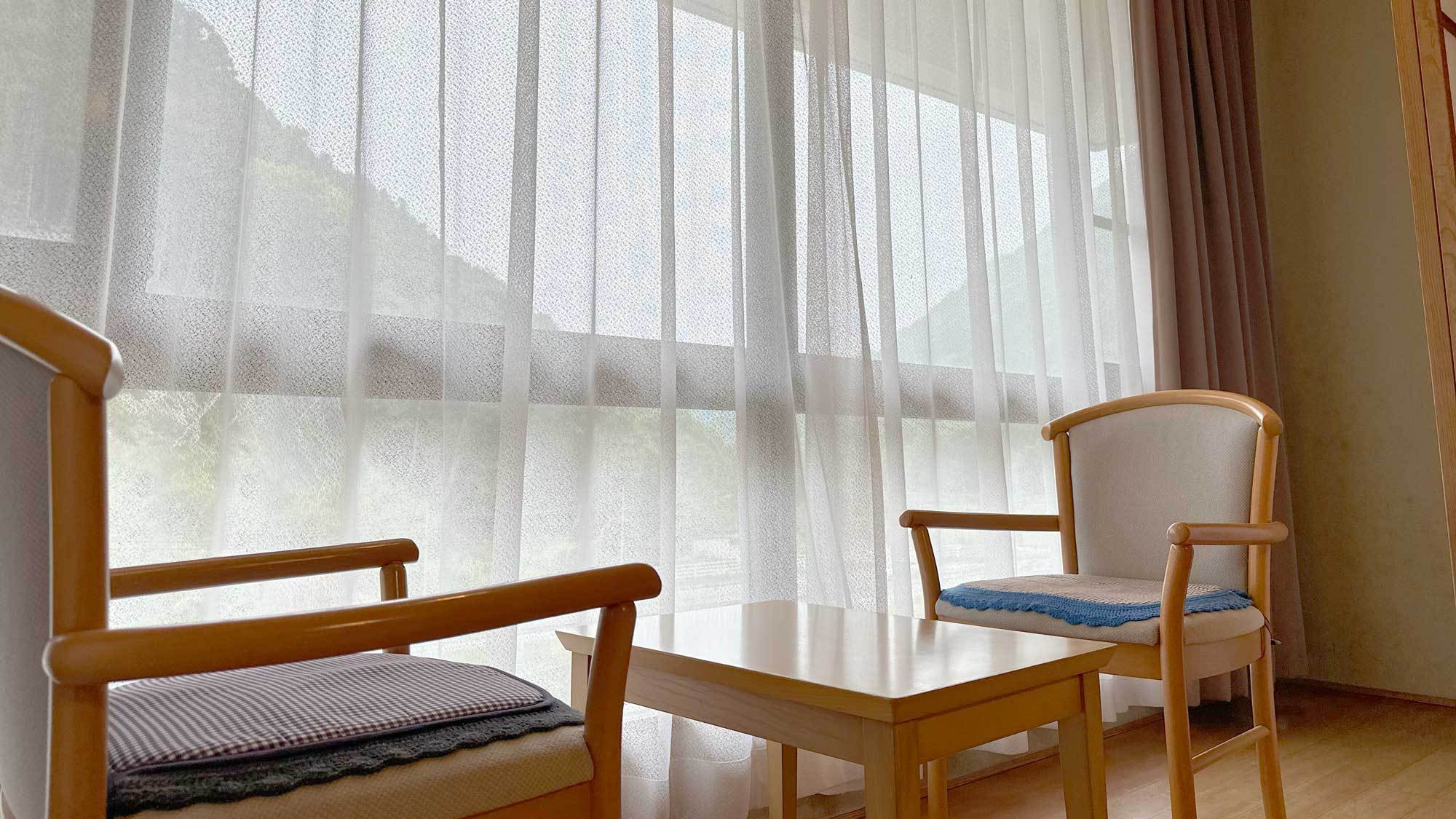 渓流を眺めながらゆったりとした時の中で読書時間