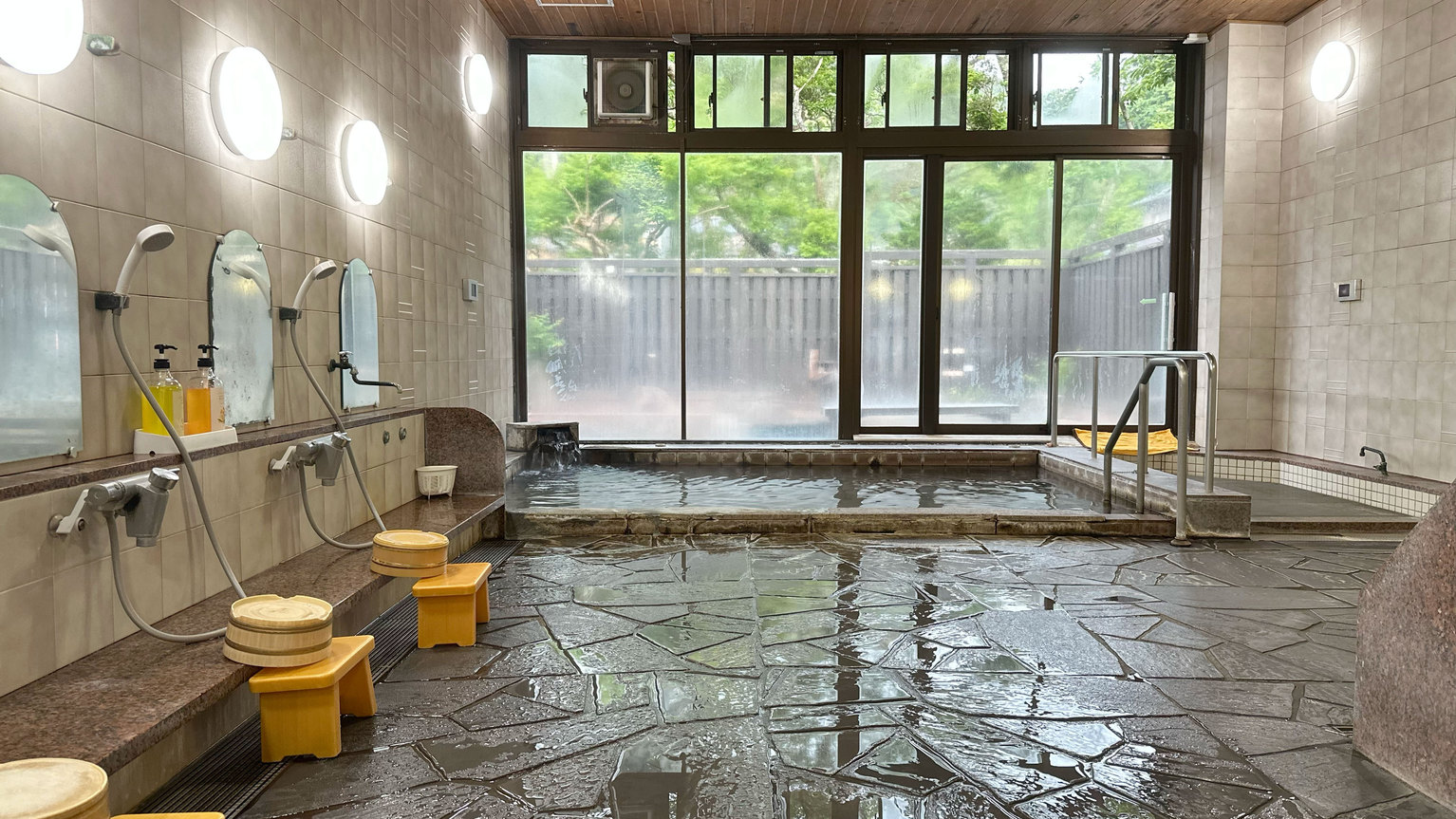 【素泊まり】昔から親しまれてきた源泉掛け流しの名湯で温泉三昧！連泊・湯治にオススメ