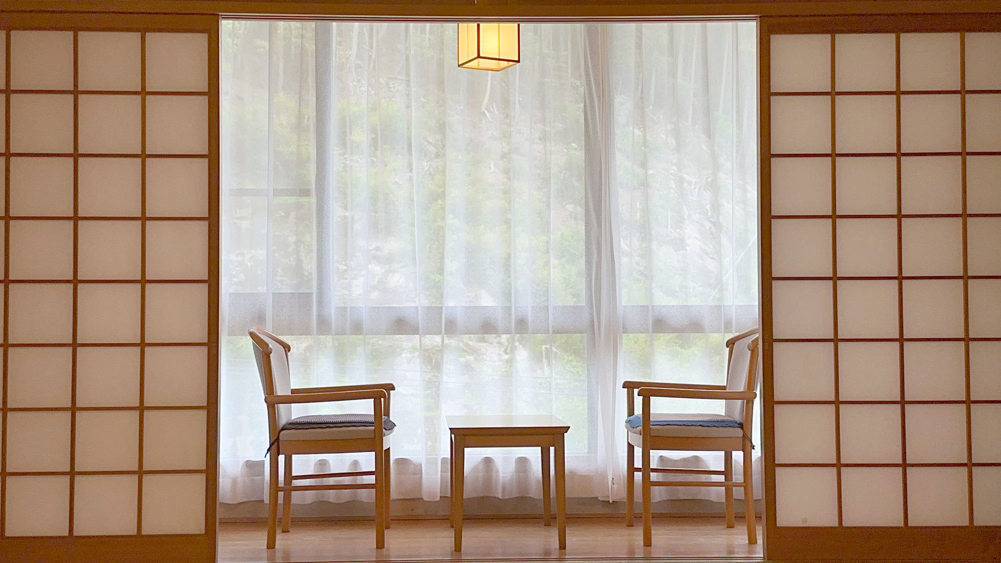 渓流を眺めながらゆったりとした時の中で読書時間