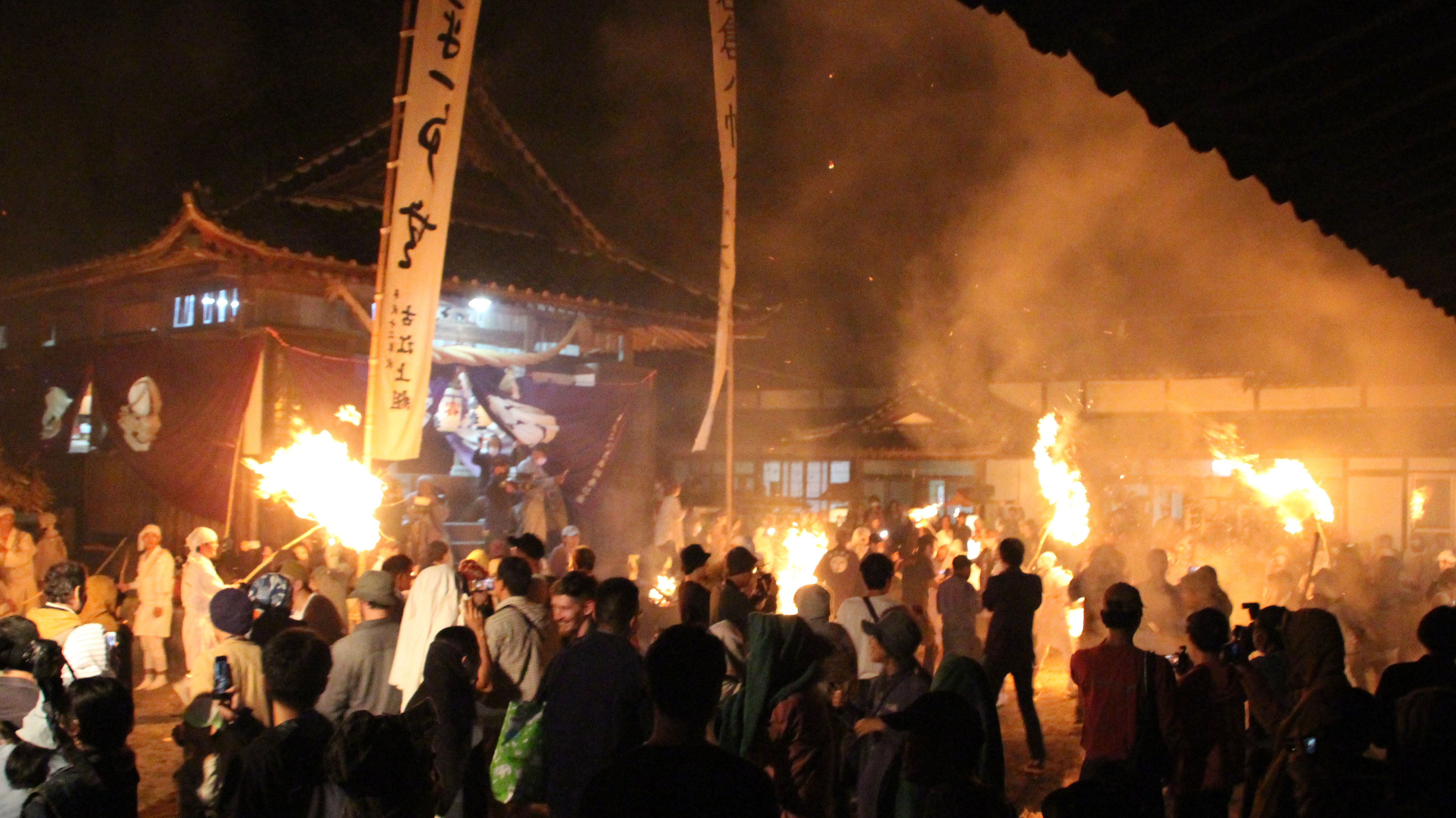 浴びた火の粉には、無病息災のご利益があると伝承されています。