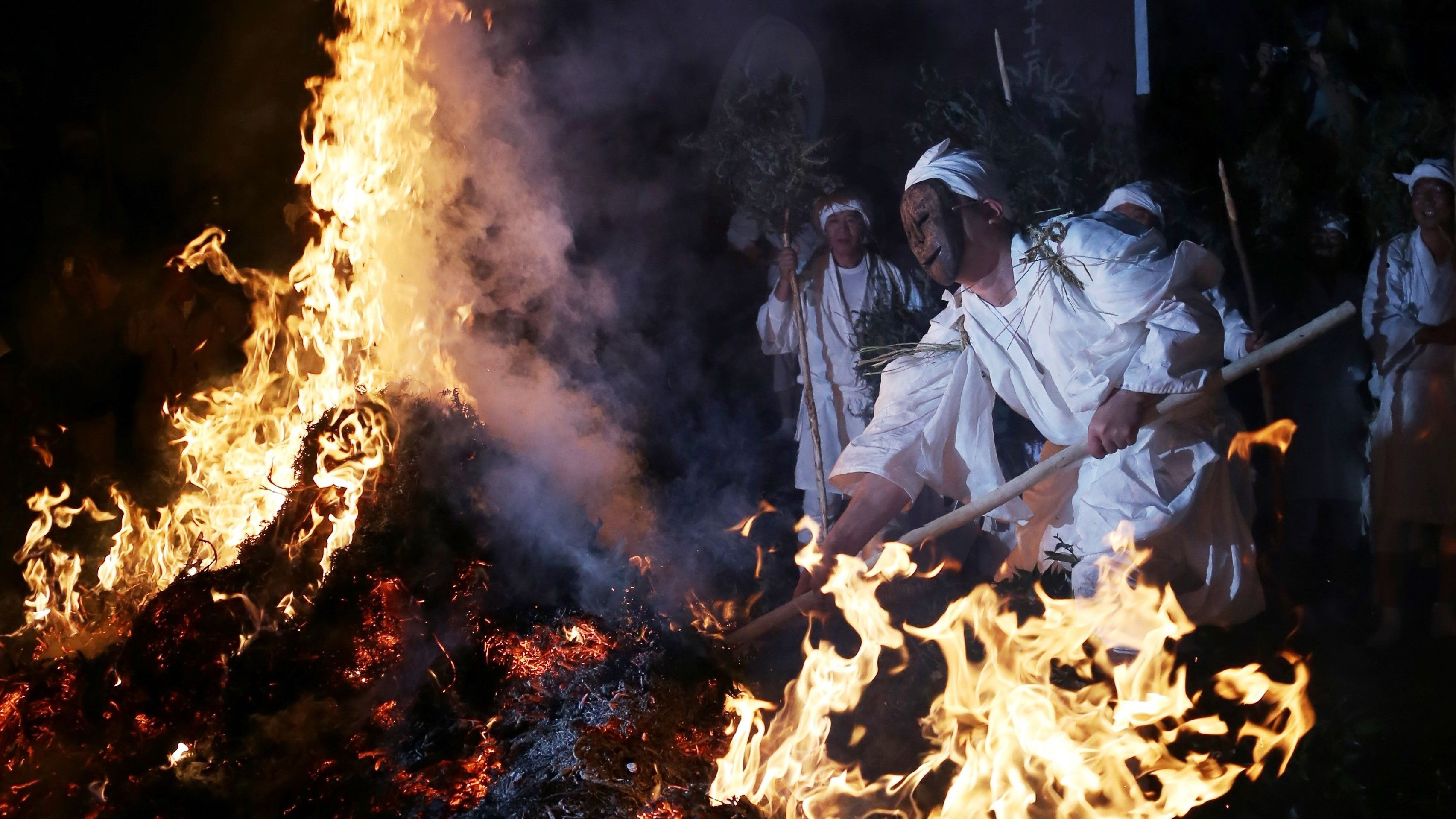 「火の粉散らす天下の奇祭」と称され、起源・由来は不明ながら、地域の伝統として継承されています。