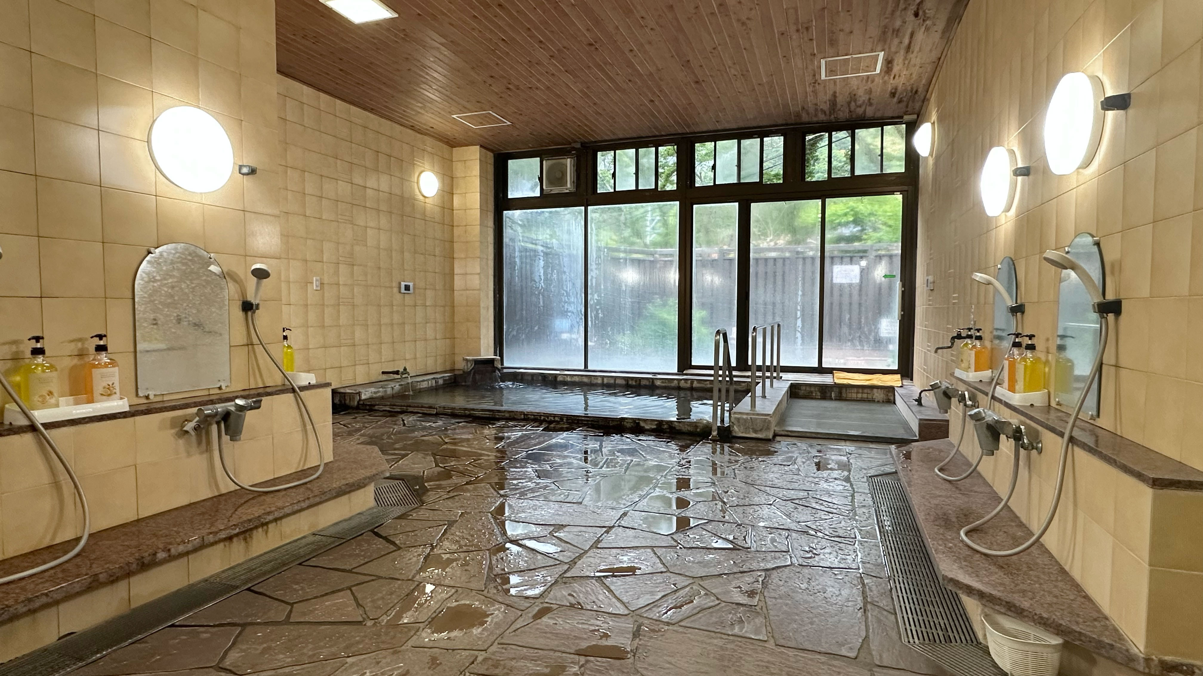 大浴場の内湯[泉質] 硫黄泉 カルシウム硫酸塩泉[効能] 神経痛・痛風・糖尿病など