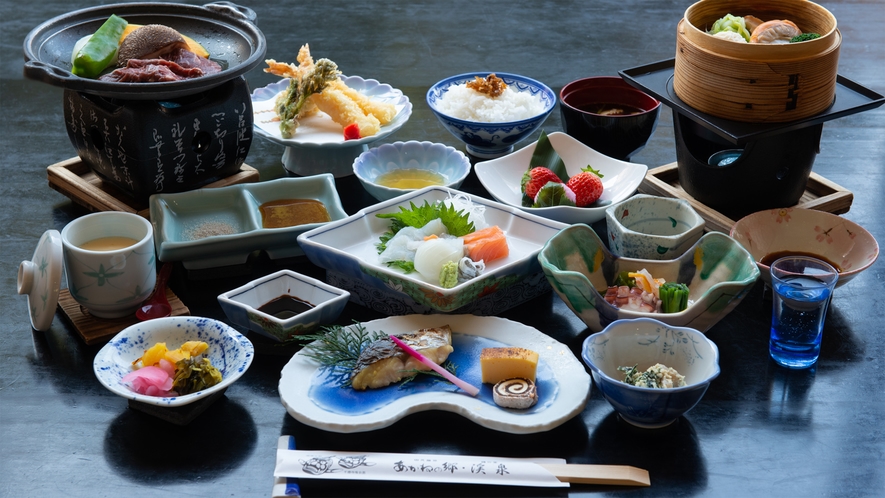 *【夕食一例】地元の食材をふんだんに使った会席料理。