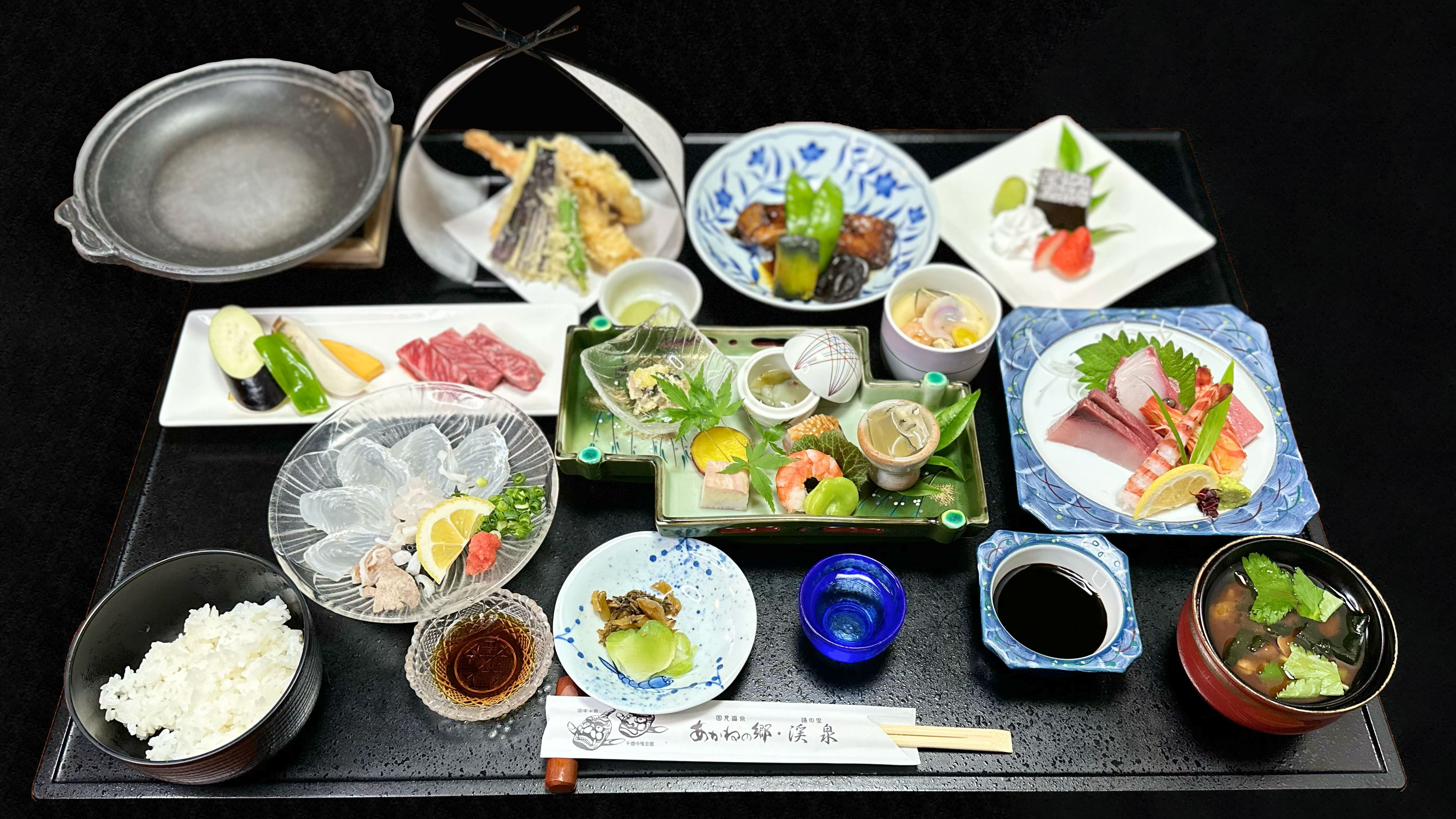 【グレードアップ夕食一例】地元の食材をふんだんに使った会席料理。