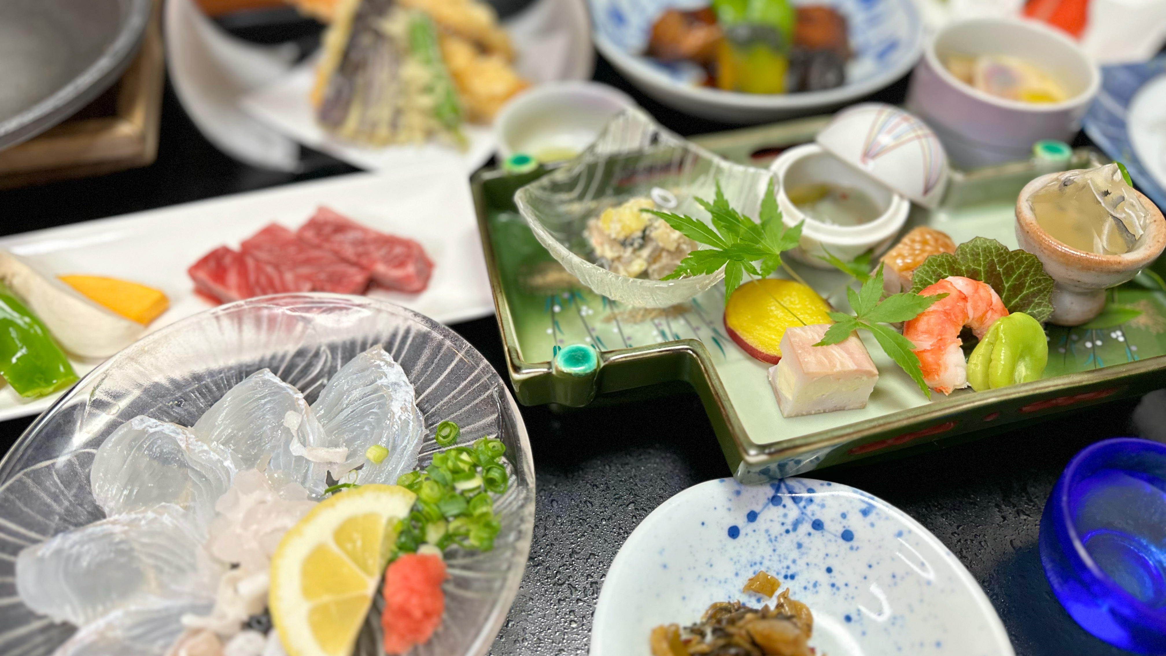 【グレードアップ夕食一例】地元の食材をふんだんに使った会席料理。
