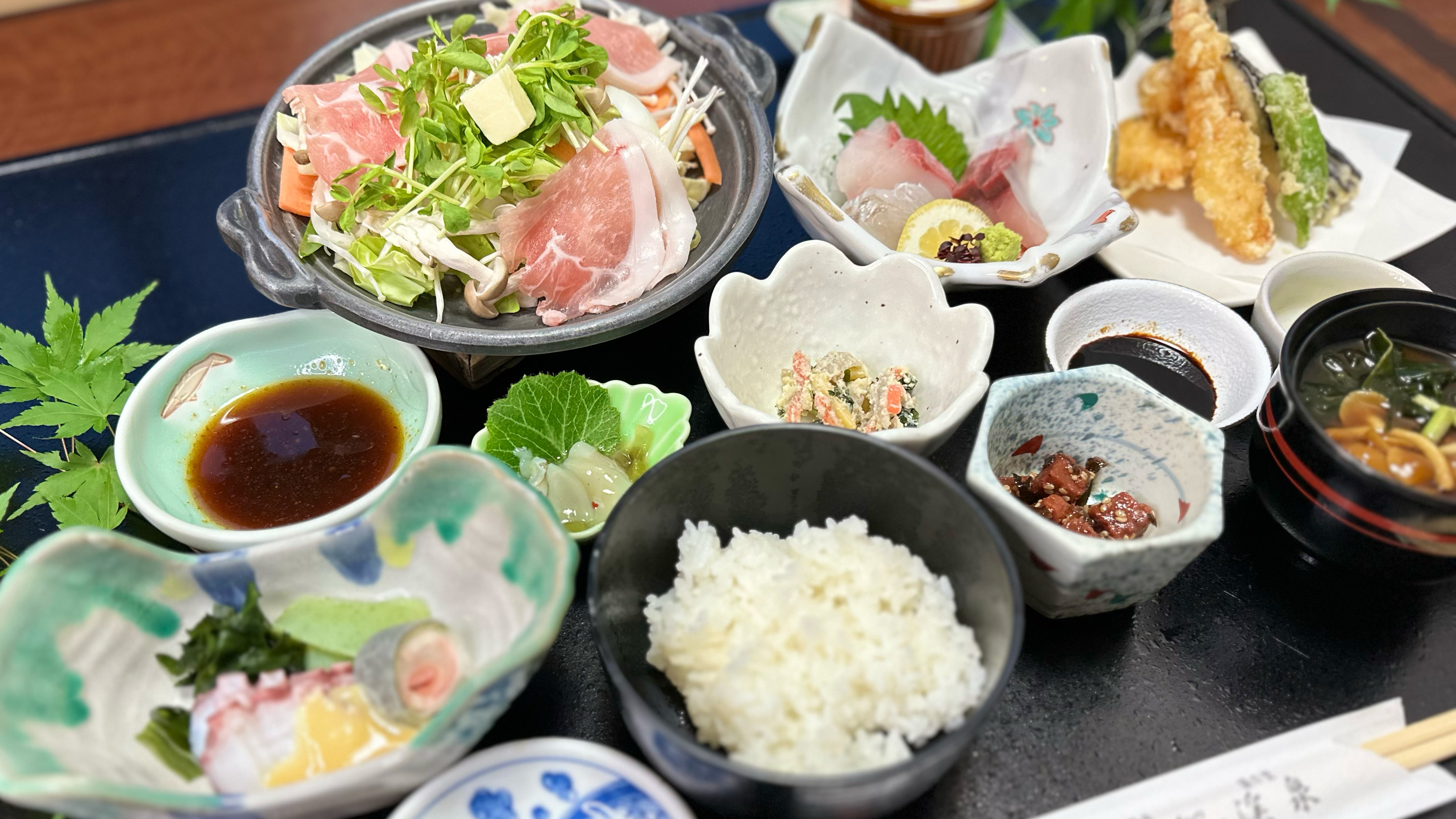 【スタンダード夕食一例】地元の食材をふんだんに使った会席料理。
