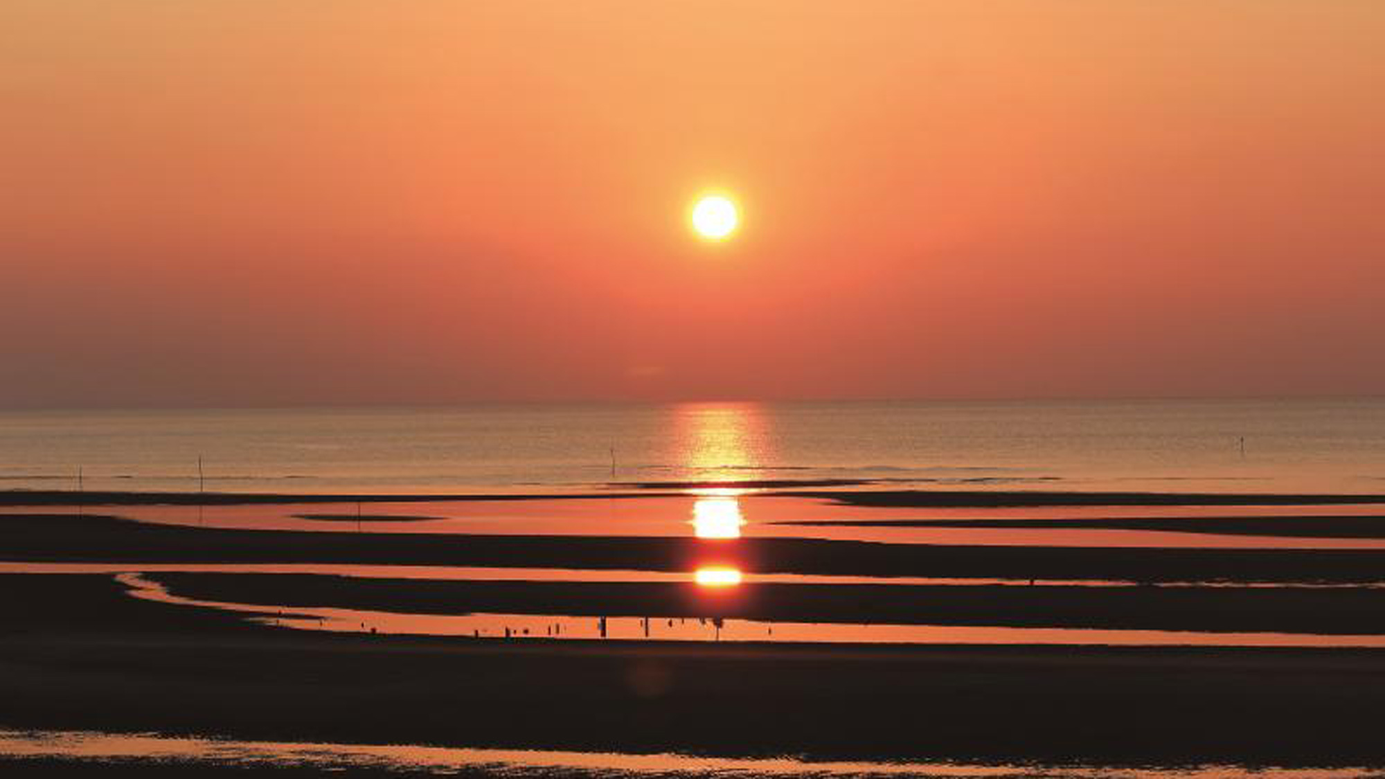 真玉海岸：車で約25分。夕陽の美しさで知られ、国の登録記念物