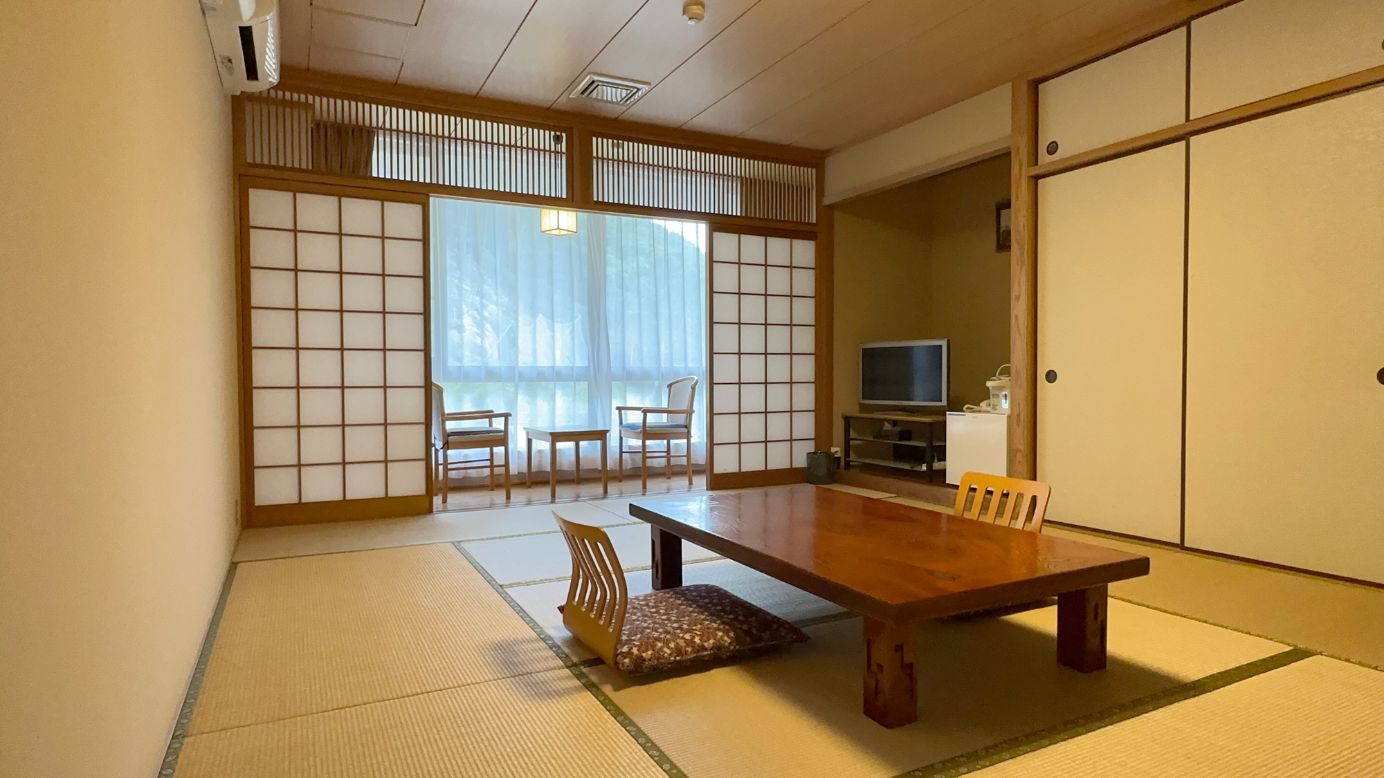 広々とごゆっくりお寛ぎいただける和室。