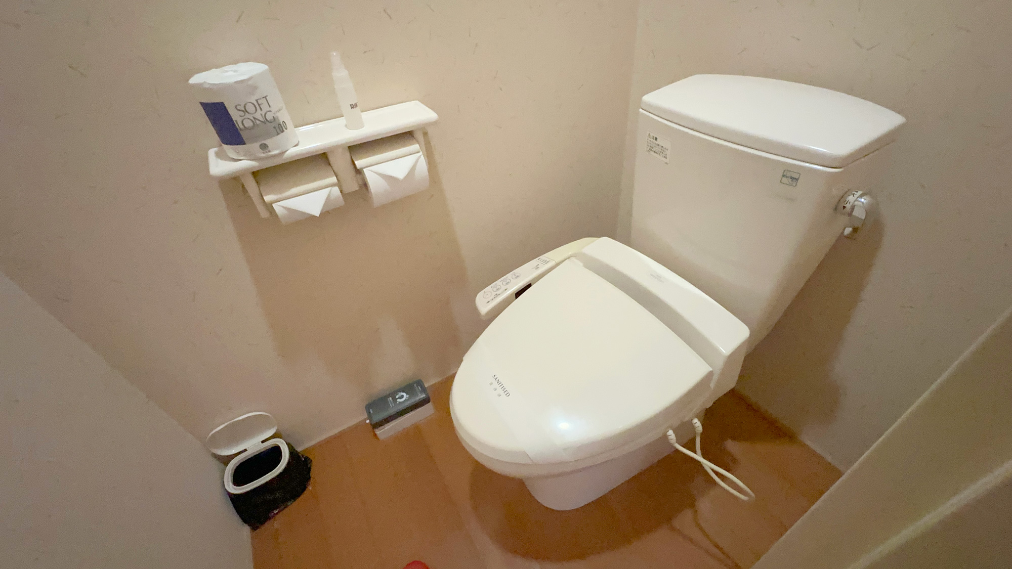 和室一例：洗浄機能付トイレございます。