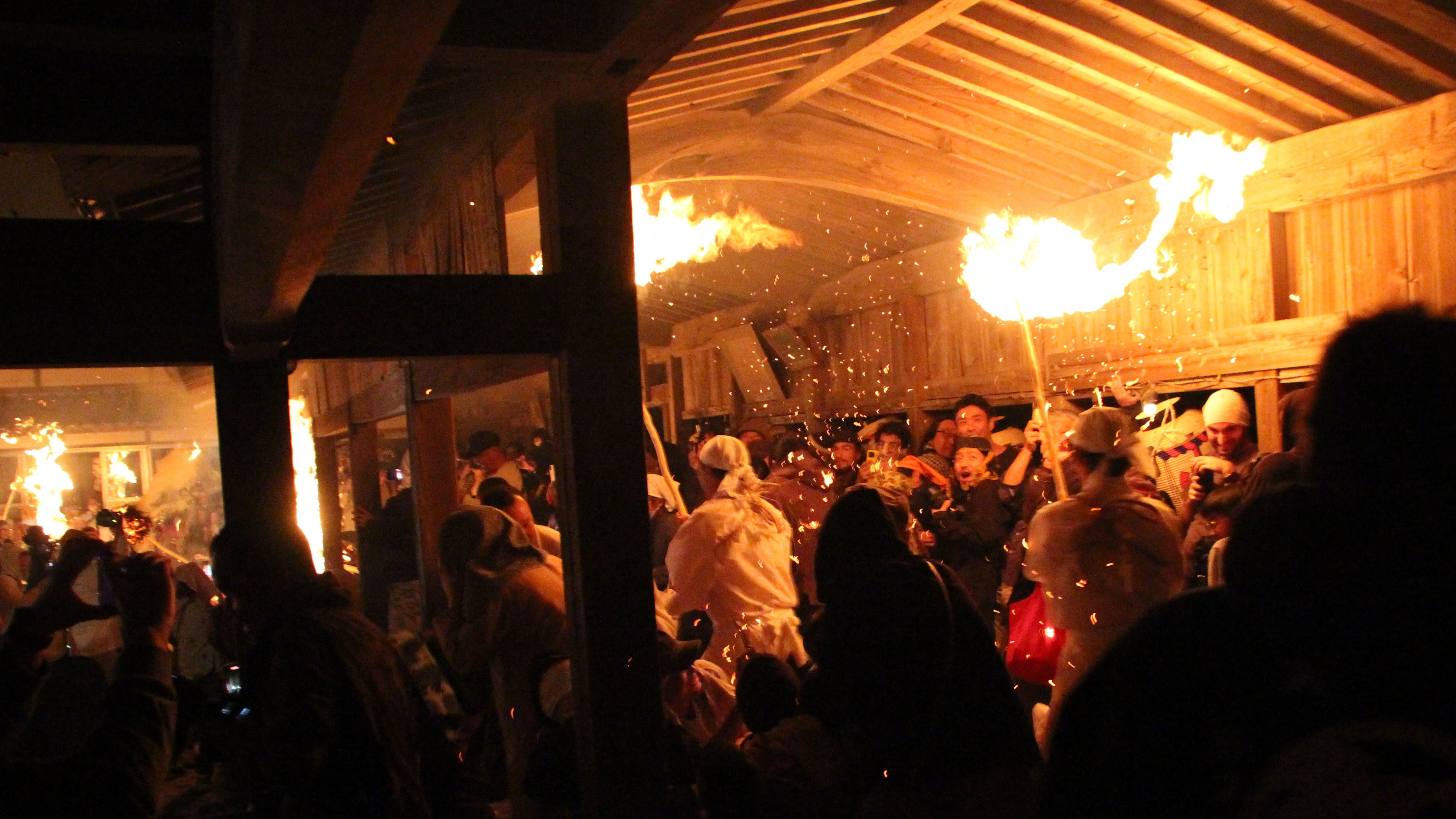 火のついた柴を持って境内を駆けまわり、来場者に火の粉を浴びせます。