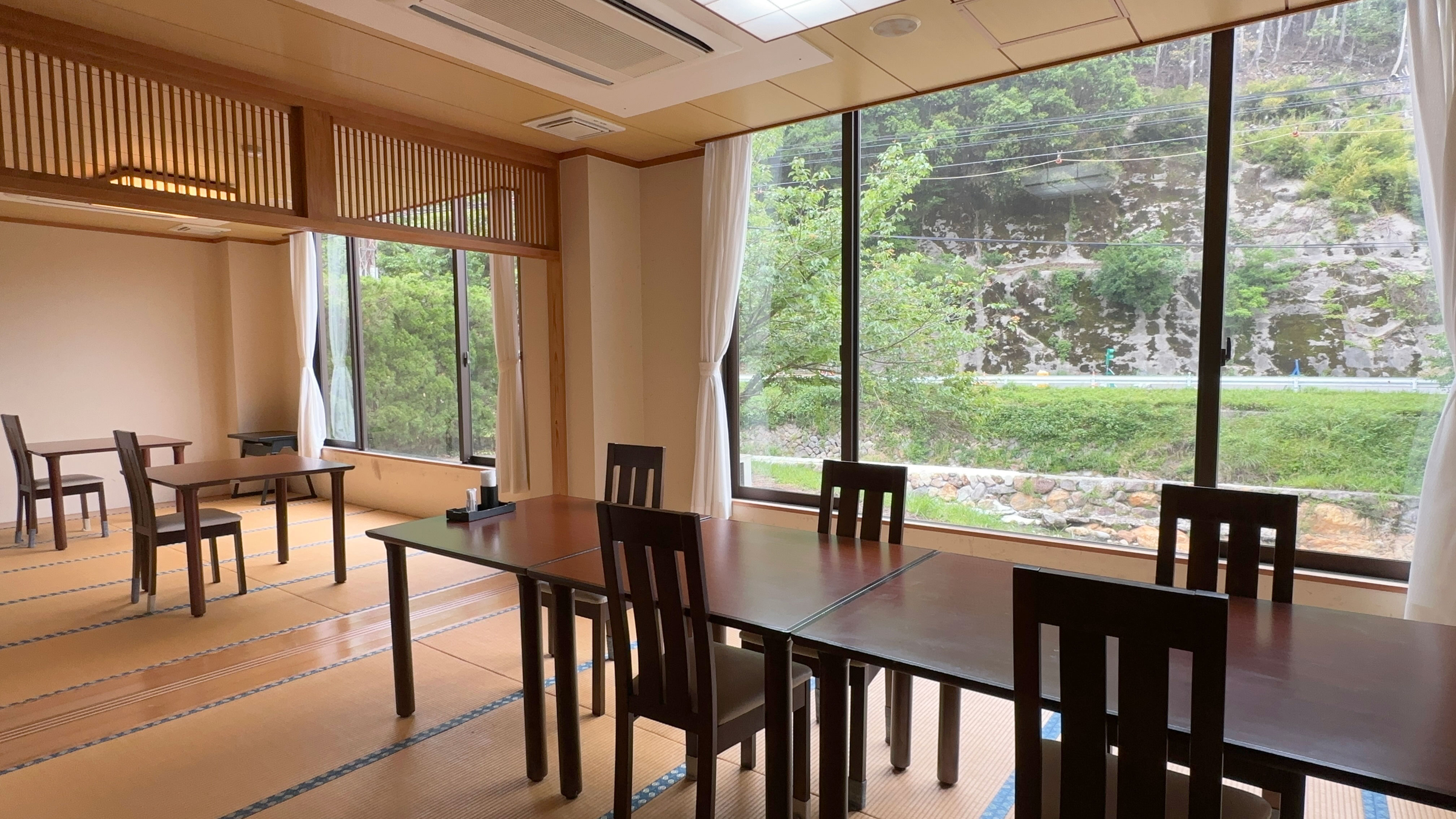 【お食事処 海膳】ランチも営業しております。ご夕食や朝食はこちらでお召し上がりいただけます。