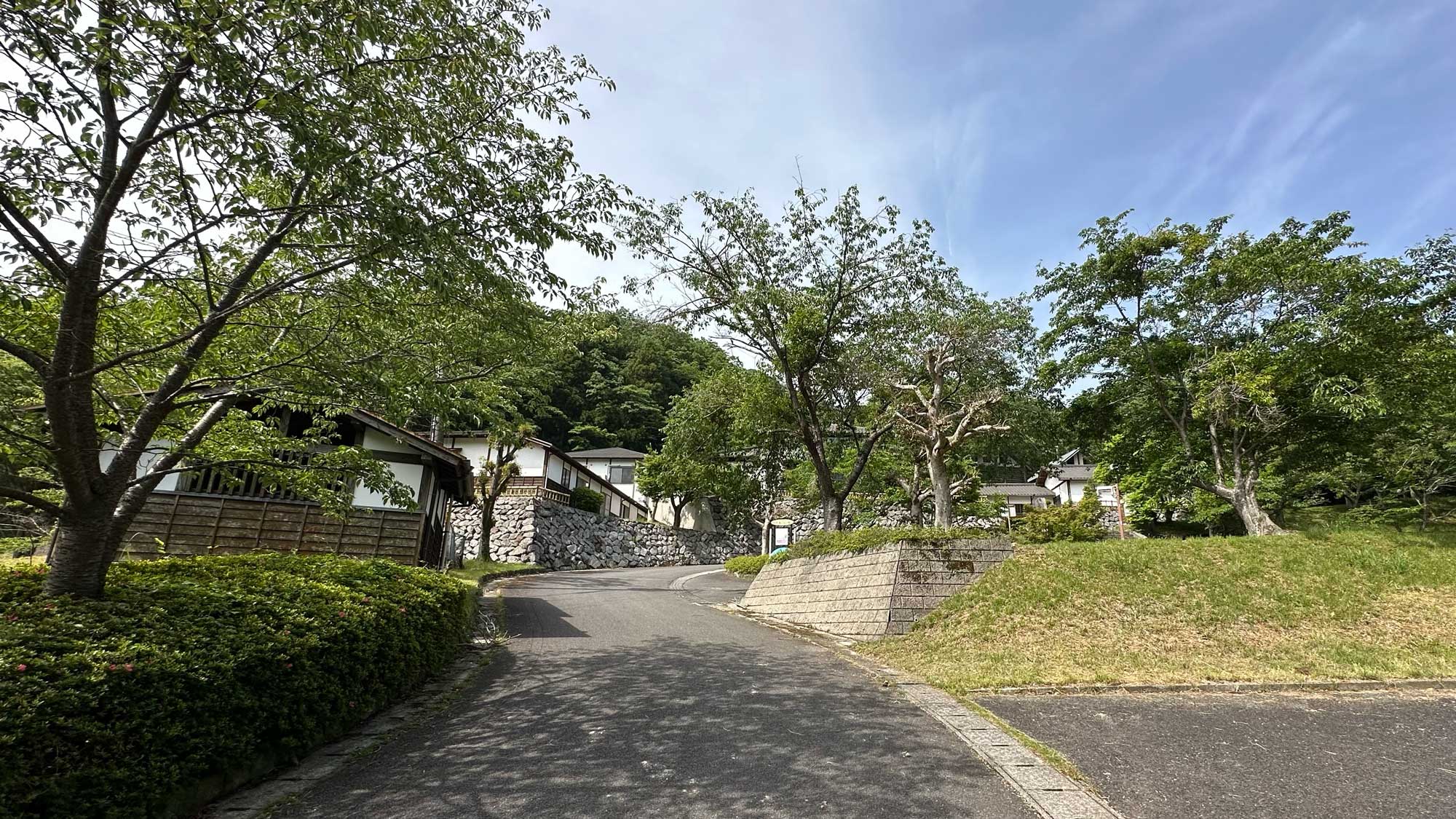 緑豊かな国見温泉あかねの郷。鳥の囀りを聴きながらごゆっくりお寛ぎくださいませ。