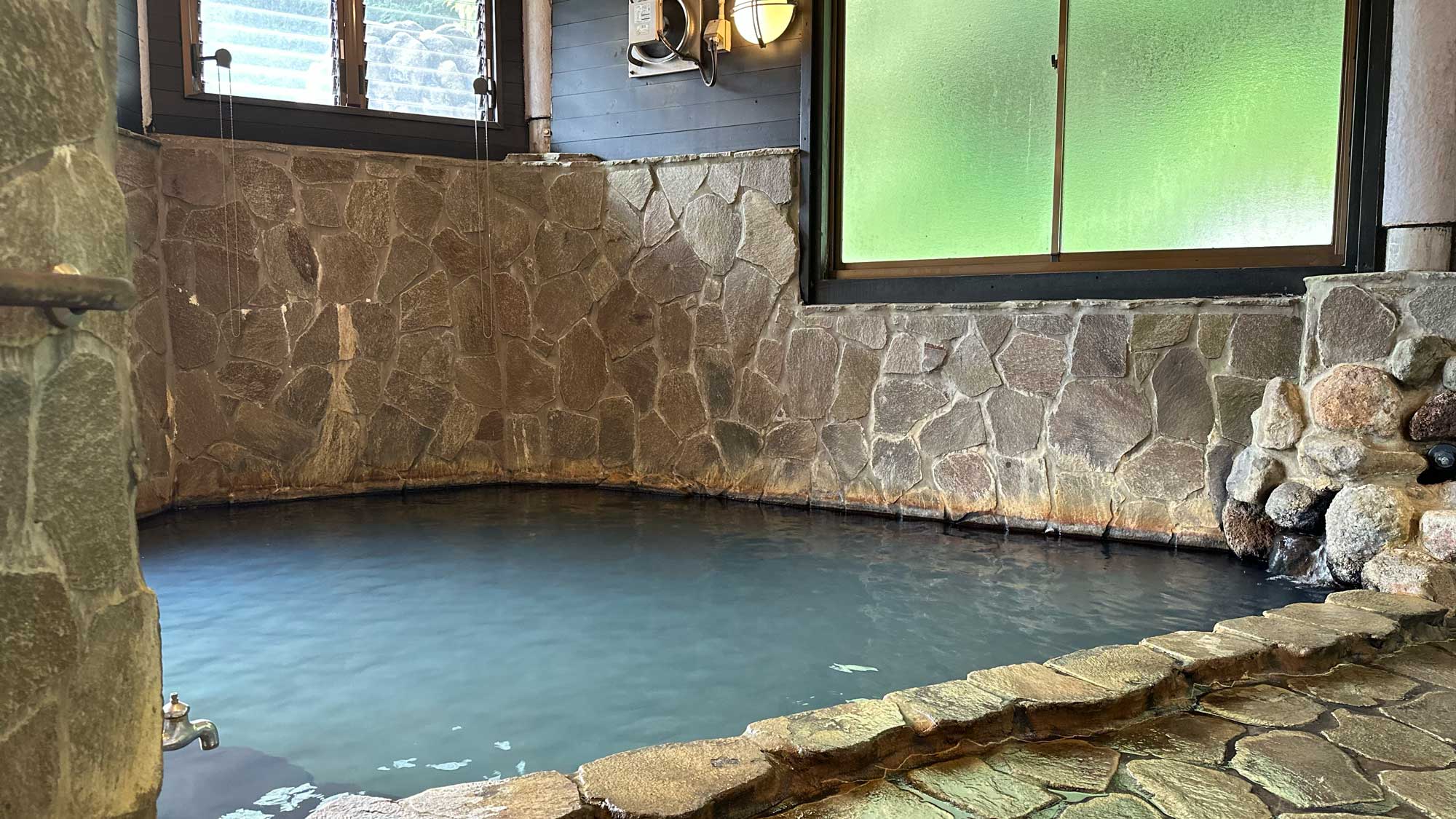 女湯の岩風呂内湯