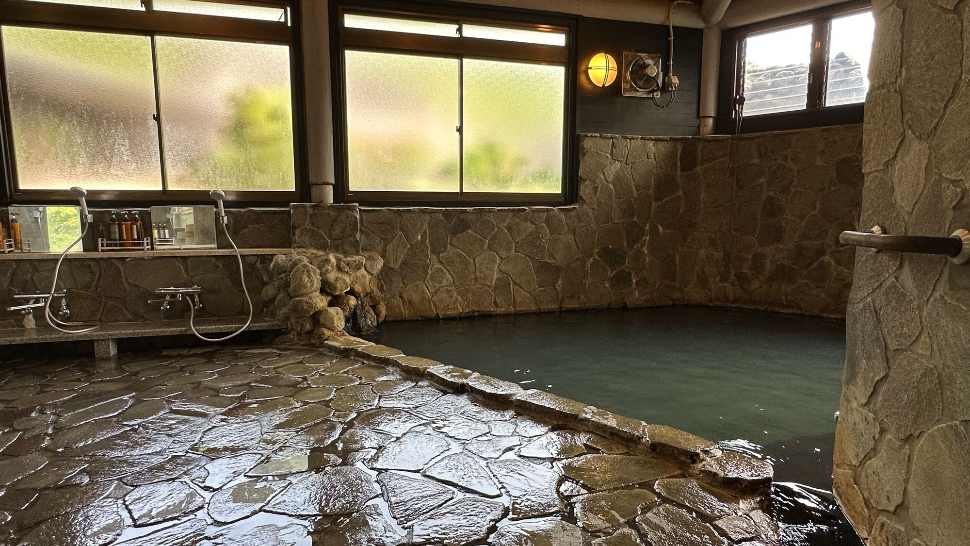 男湯の岩風呂内湯