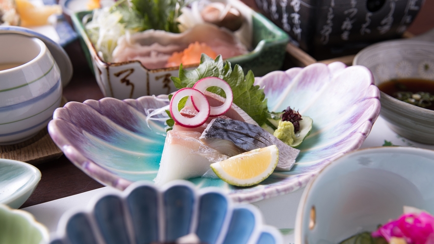 *【ご夕食一例】新鮮な地魚をお造り、煮物、焼物など季節に合わせた美味しい食べ方でご提供致します