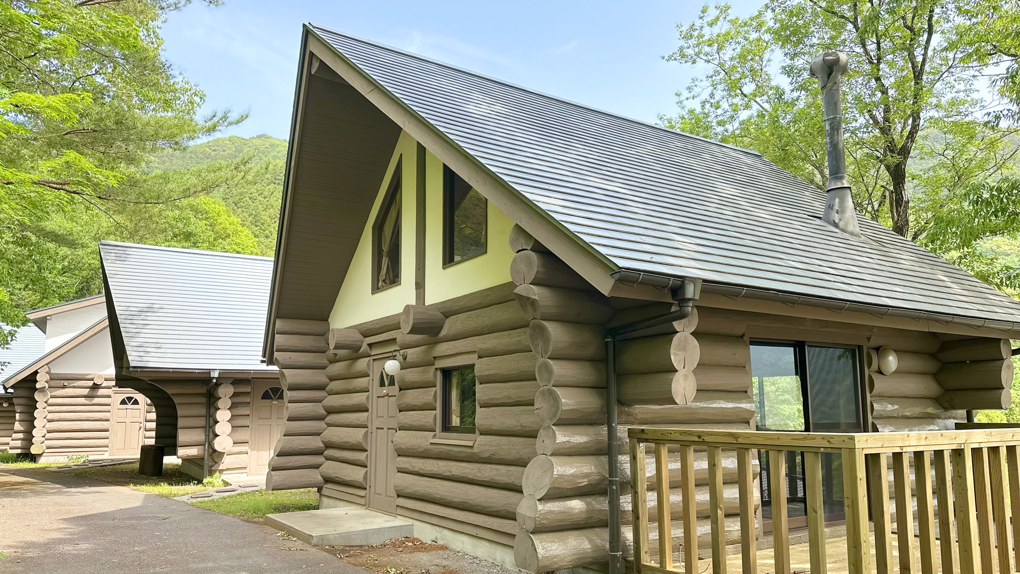 ログハウス風コテージ外観：鳥の囀りを聞きながらゆったりとした時間をお過ごしください。