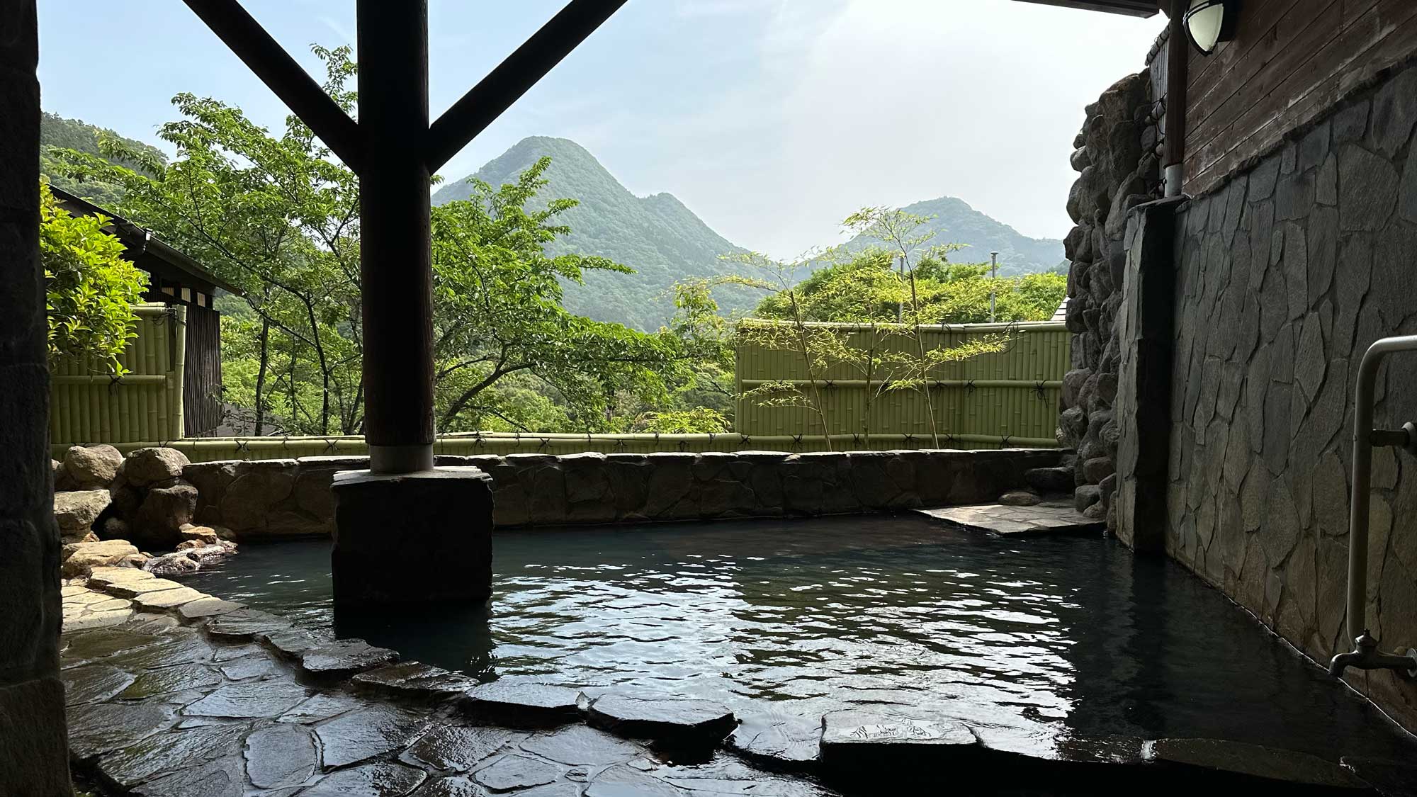 晴れた日はゆったり千燈岳を眺めながら天然温泉をお愉しみください。（男湯）