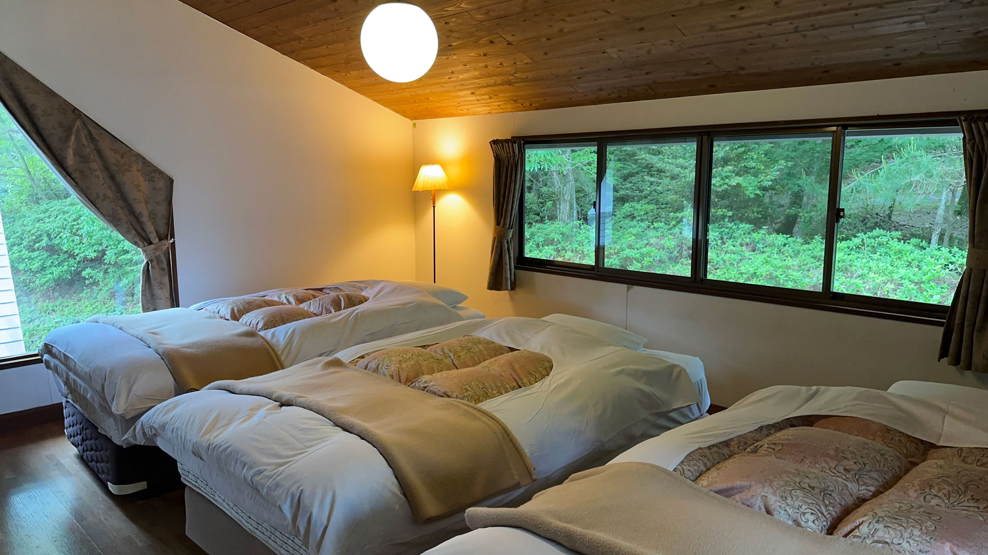 ログハウス風コテージ客室一例：2階が寝室でトリプルのお部屋です。お布団のお部屋もあります。