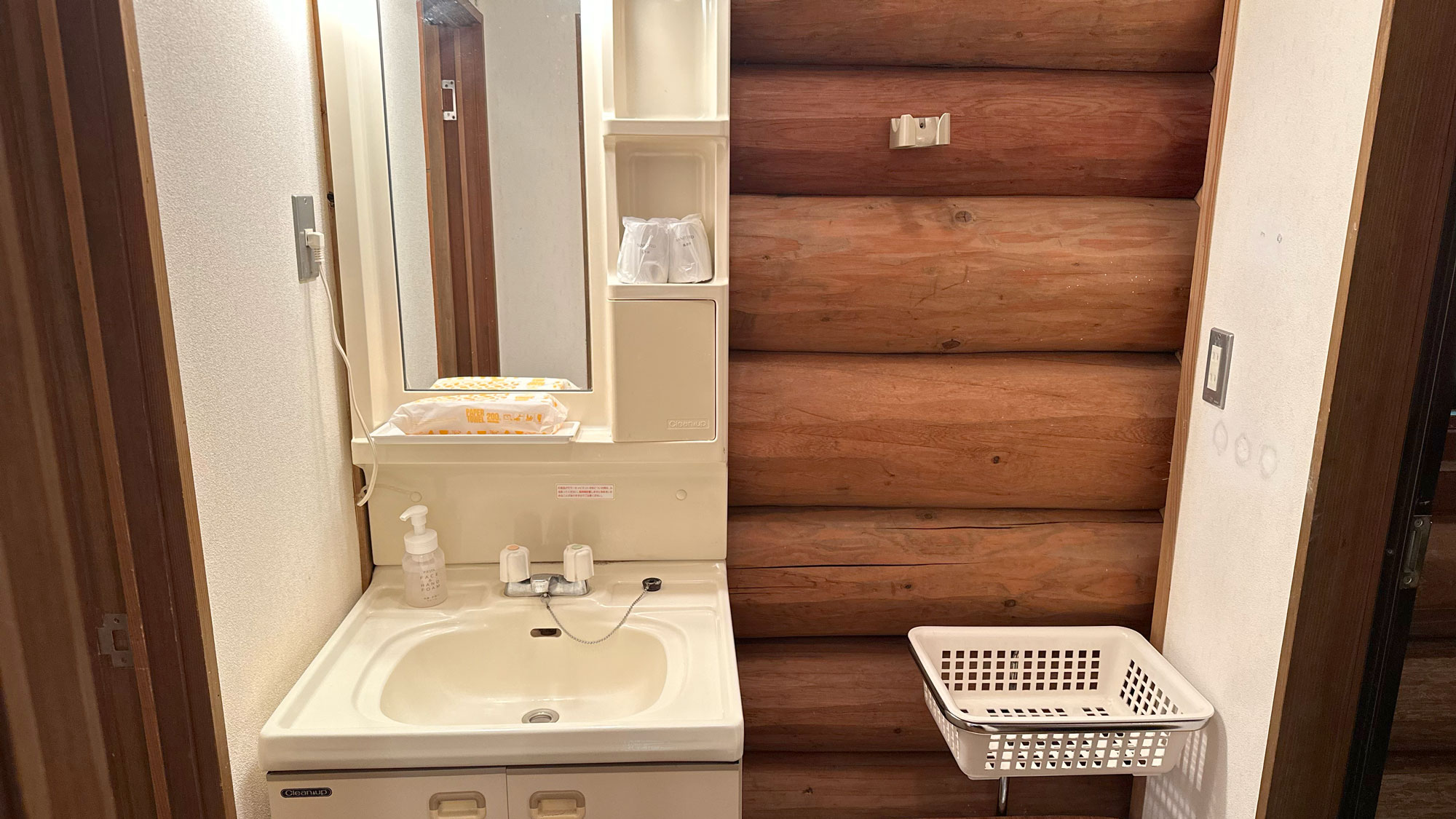 ログハウス風コテージ：洗面所