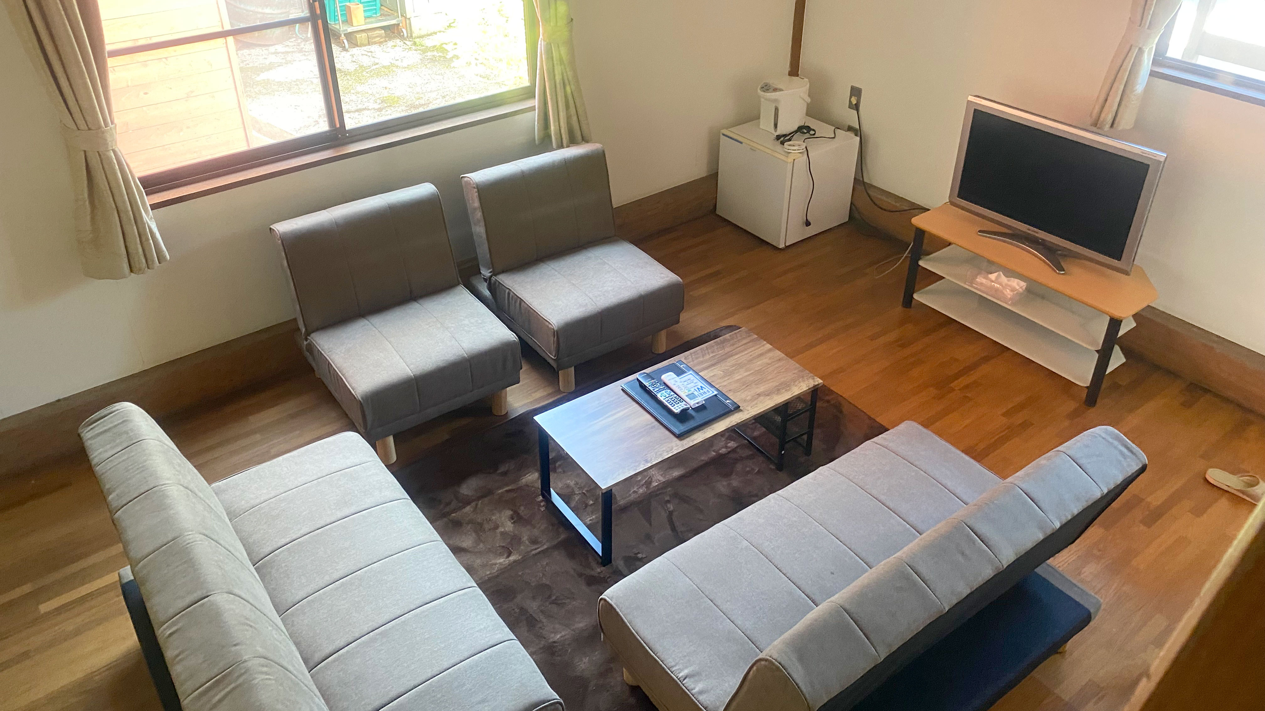 洋室：2階にベット2台、1階はソファーベット2台で合計4名様まで宿泊できます。