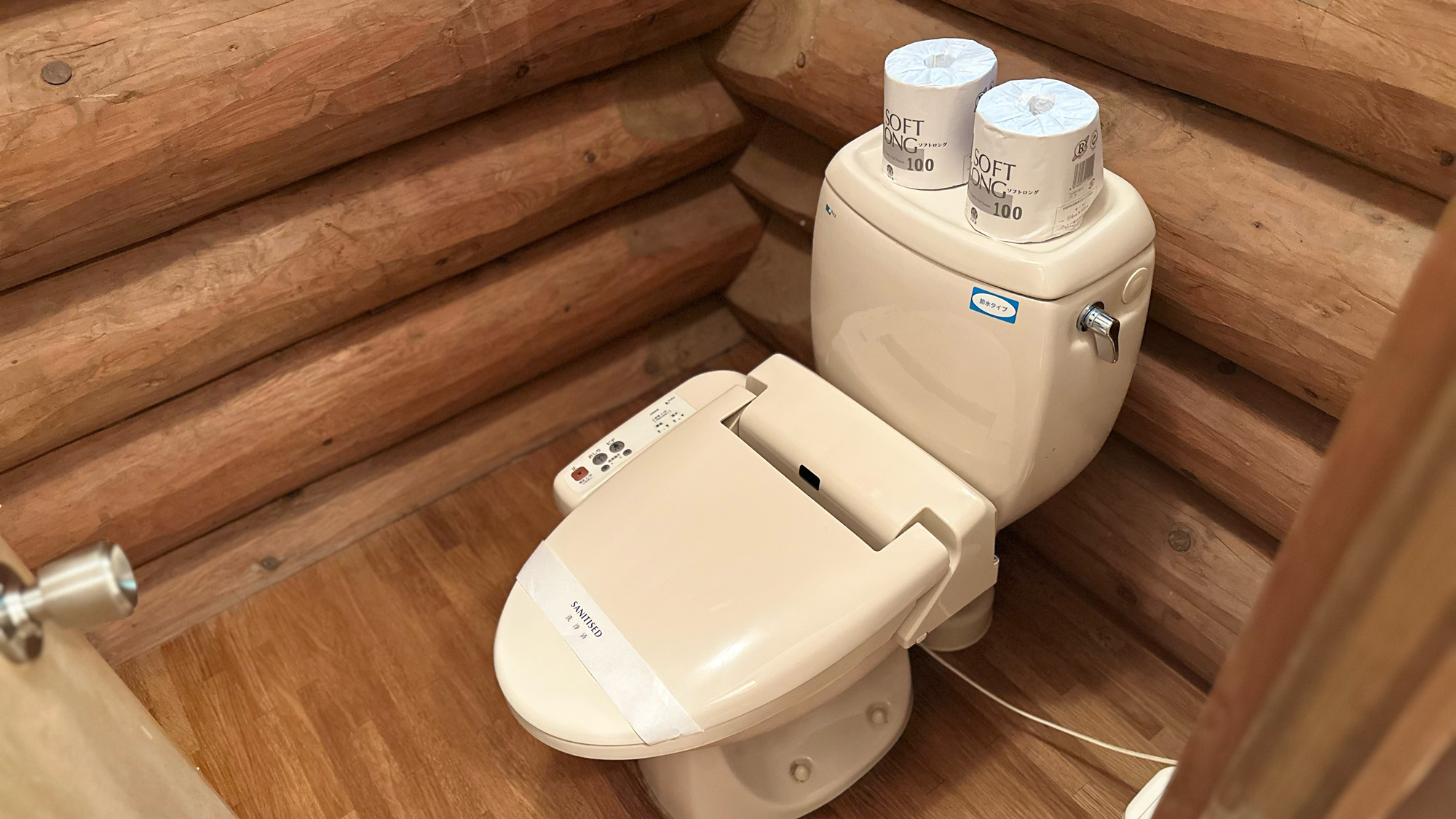 ログハウス風コテージ：洗浄機付きトイレあります。