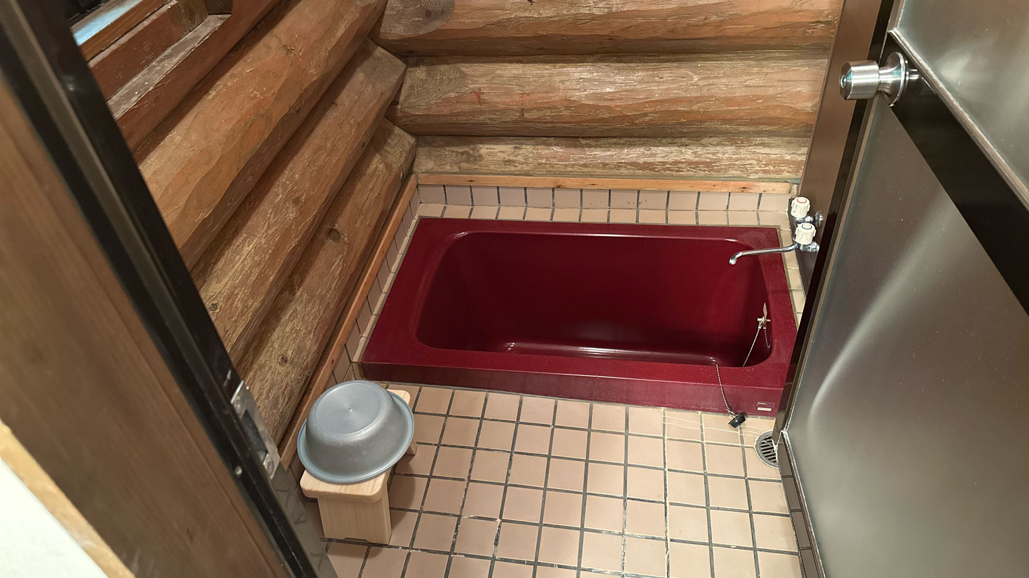 ログハウス風コテージ内の浴室です。