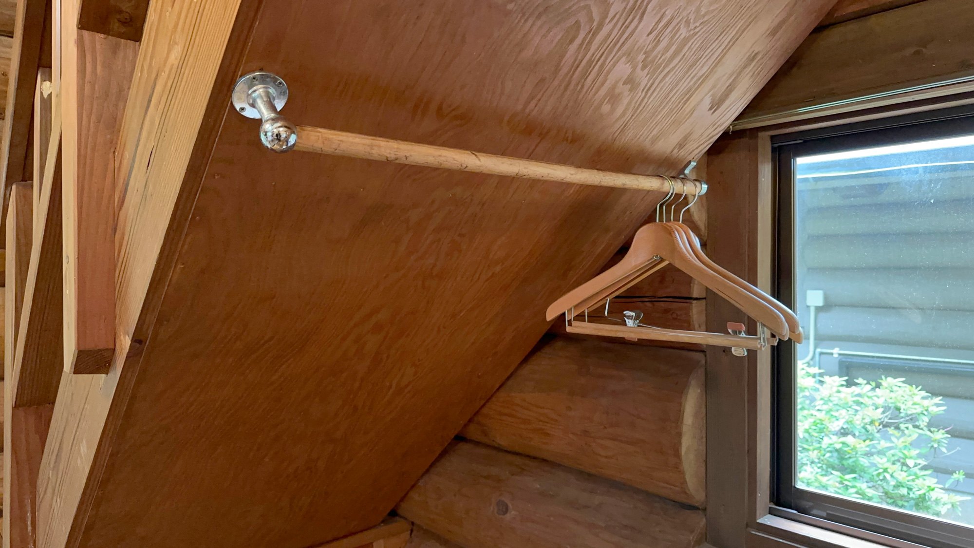 階段下にハンガーラックあり。