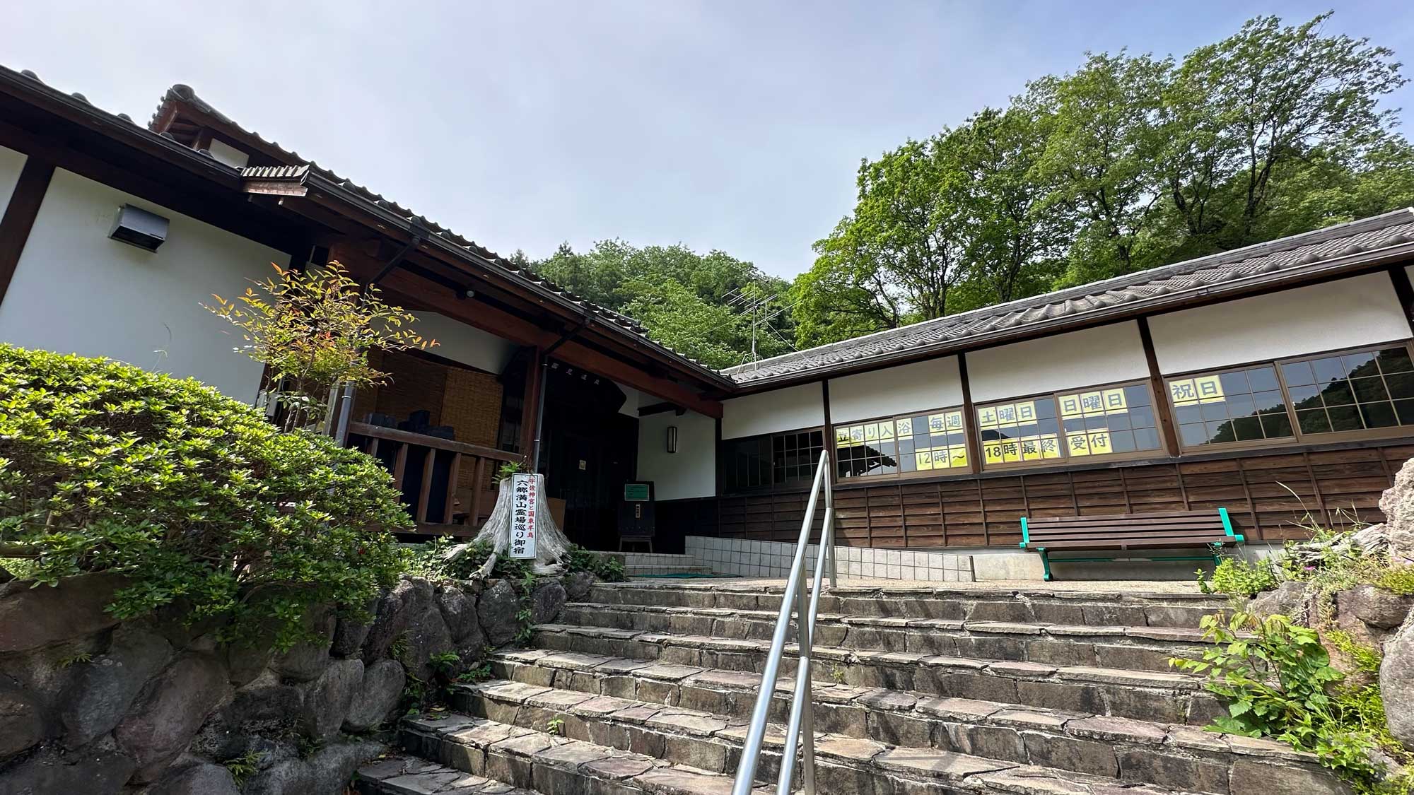 こちらにスタッフがおります。何かございましたらお声がけくださいませ。