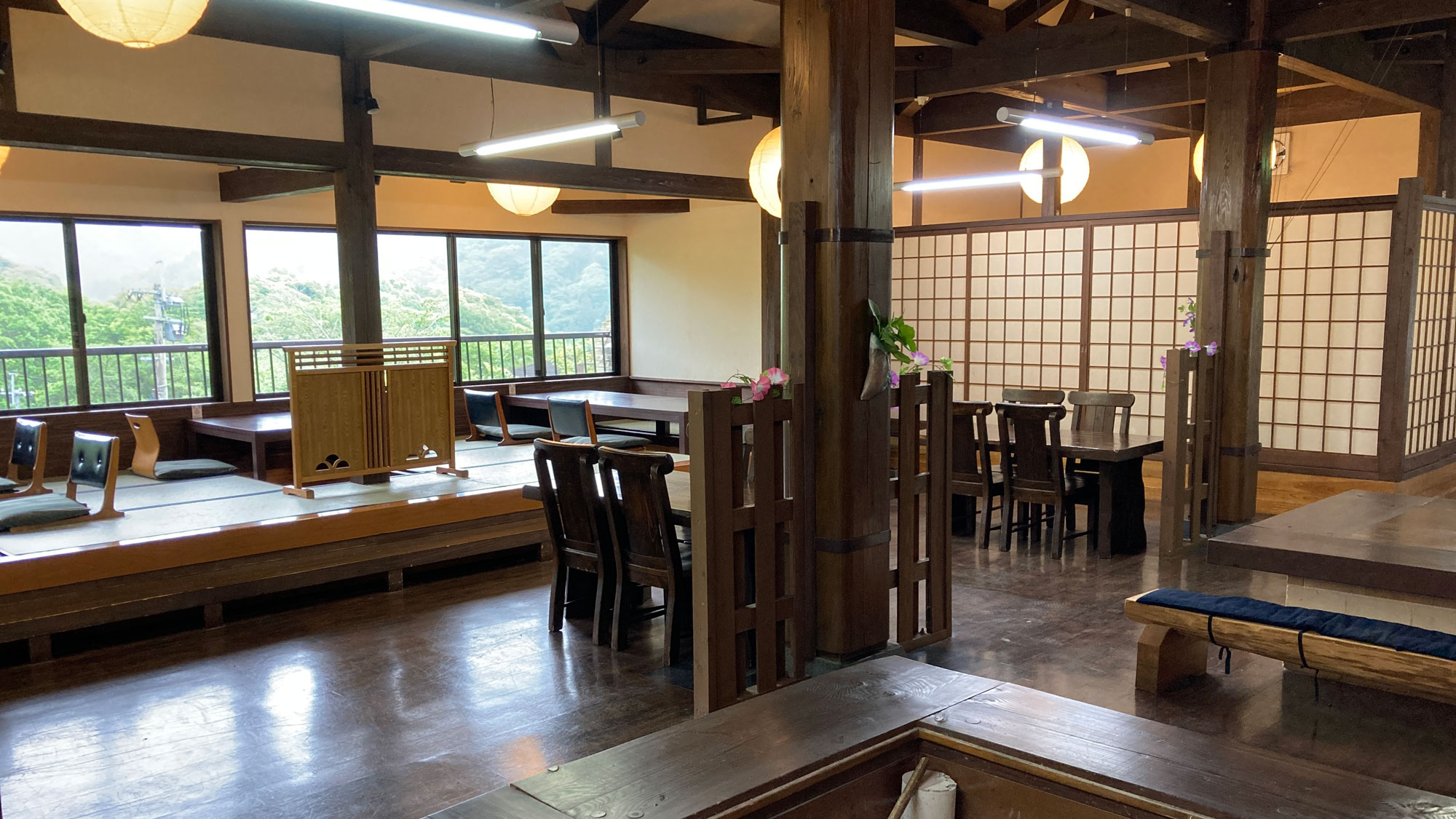 お食事はフロントのあるこちらのお食事処でお召し上がりただけます。