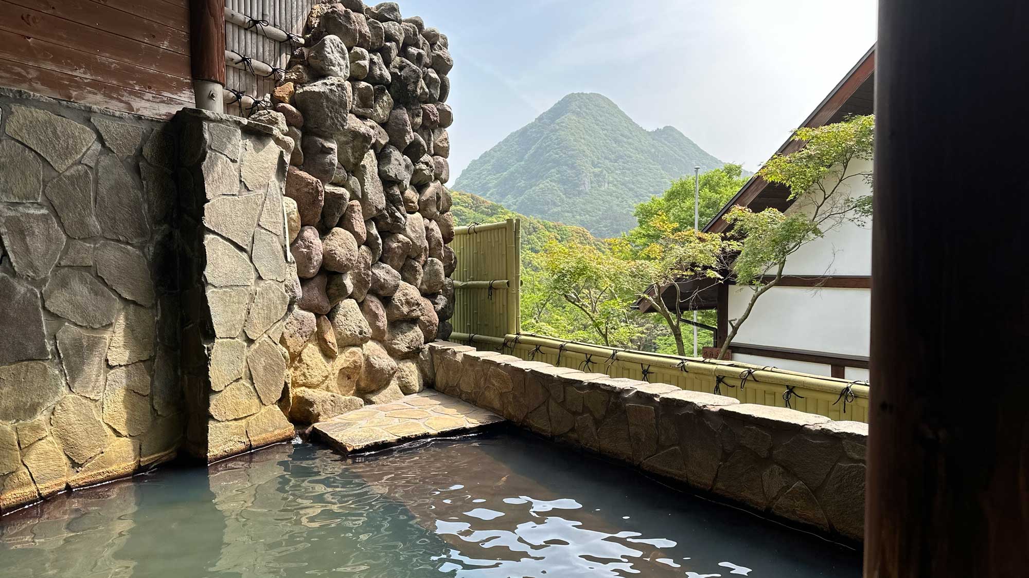 女湯の露天風呂：晴れた日は千燈岳を望みながらご入浴をお楽しみいただけます。