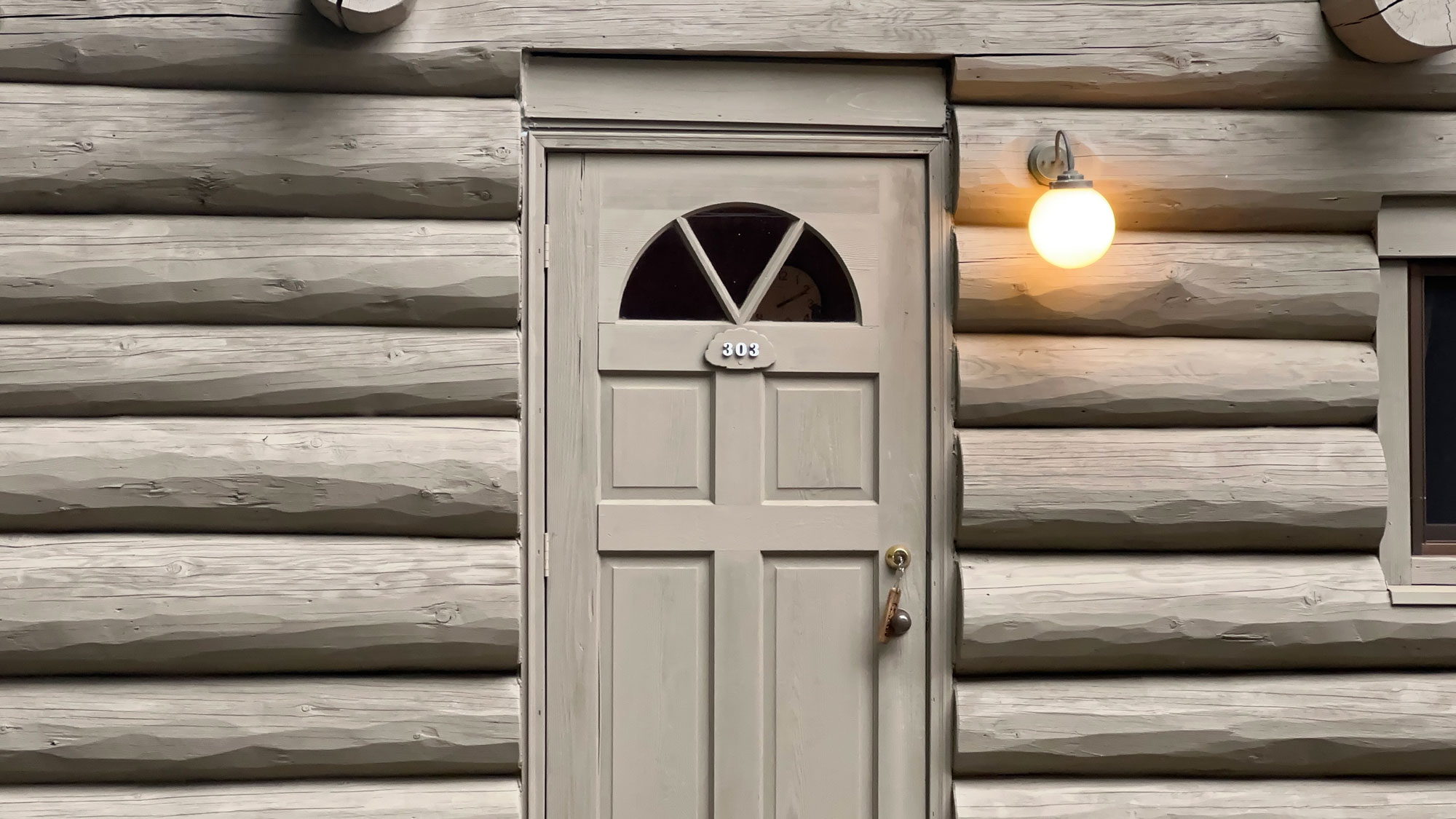 木の温もりを感じるコテージでお寛ぎください。