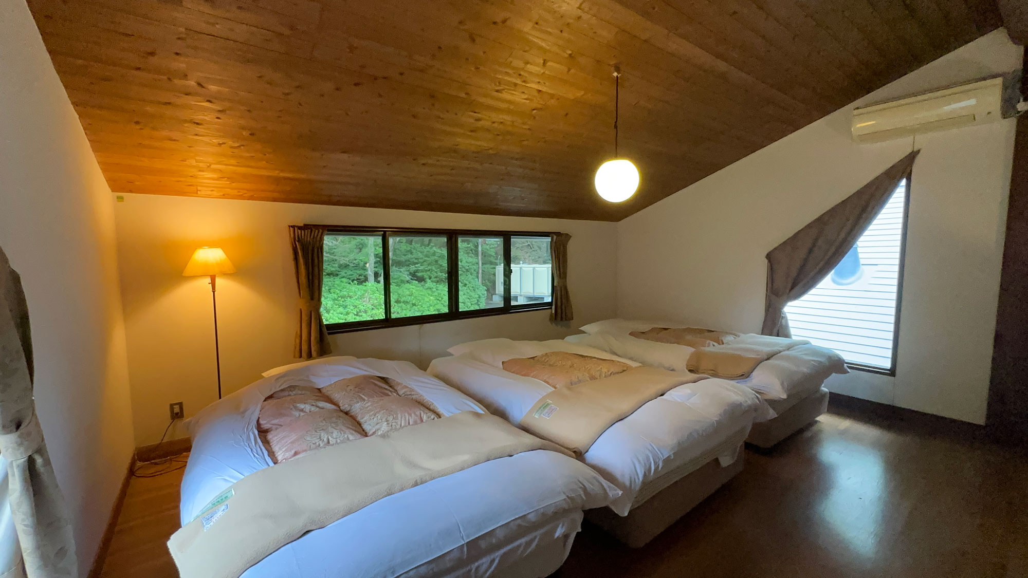 ログハウス風コテージ客室一例：客室によってお部屋タイプは異なります。お布団のお部屋もあります。