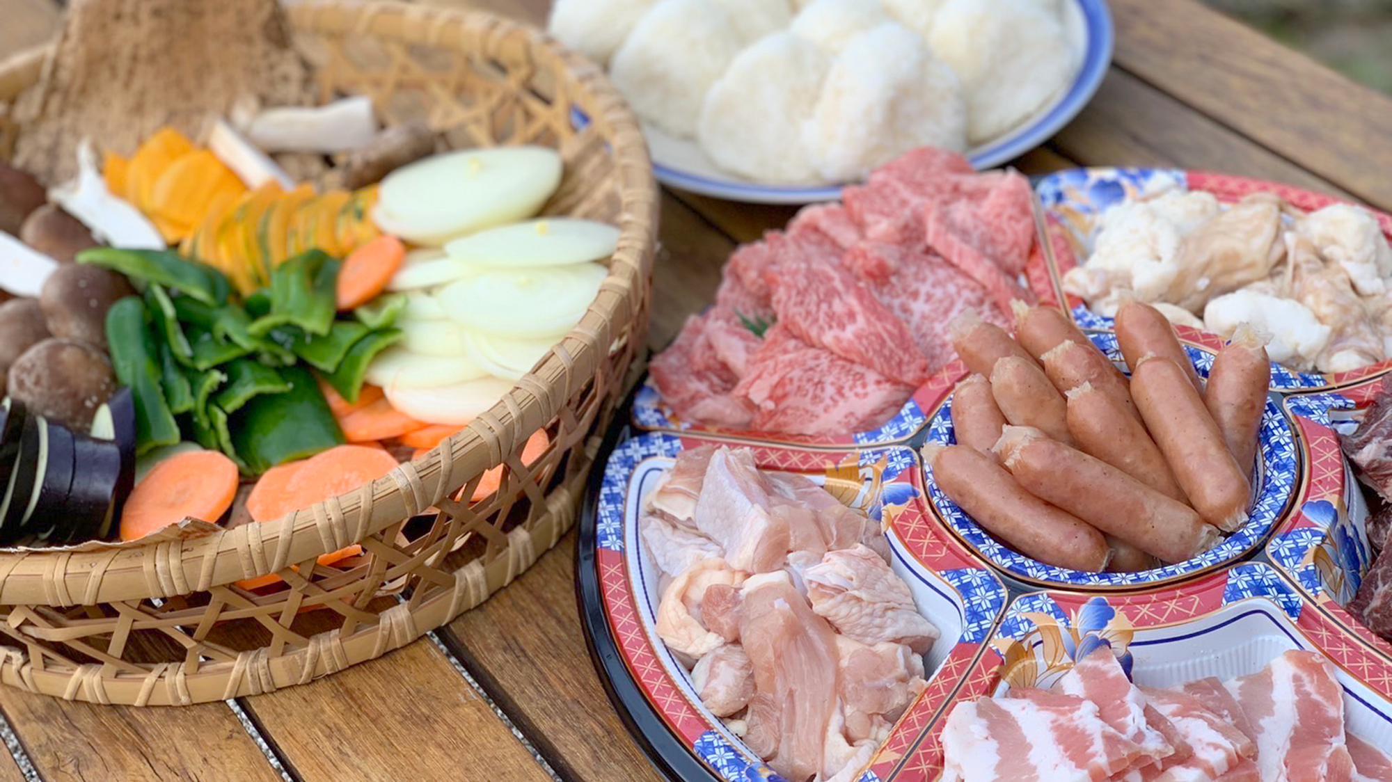 ログハウスのテラスでBBQをご家族やご友人同士でお愉しみいただけます。