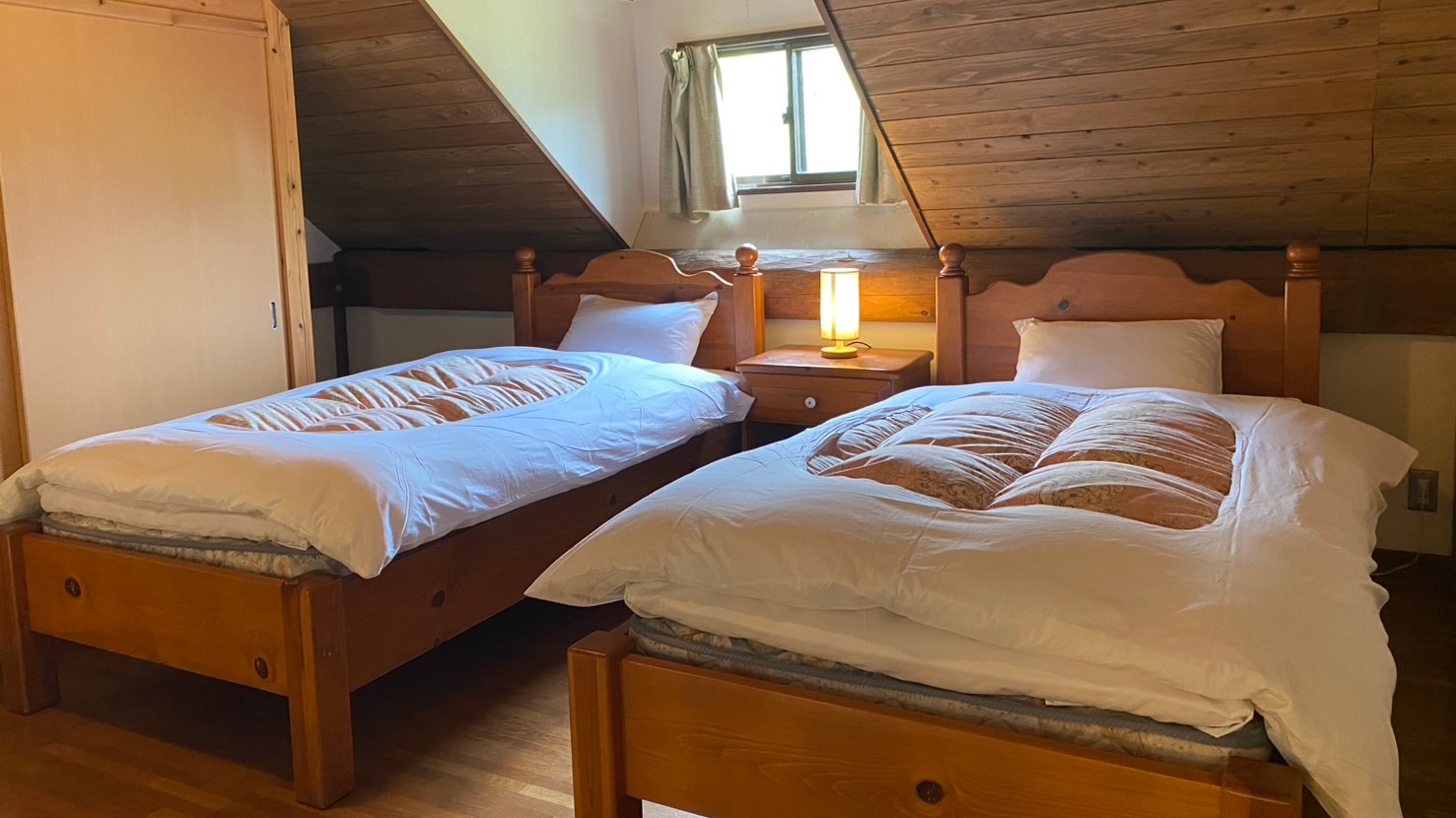 2階にベット2台、1階はソファーベット2台で合計4名様まで宿泊できます。