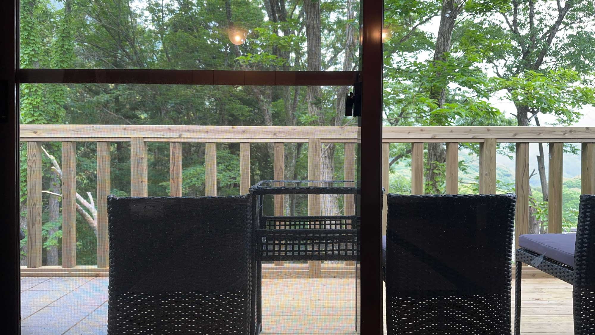 ログハウス風コテージのテラスで鳥の囀りを聴きながらゆったりと流れる時をお過ごしください。