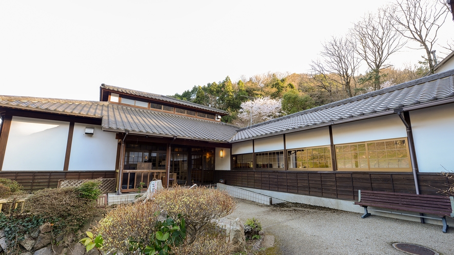 *【外観】自然の美しい山の中の温泉旅館。心安らぐひと時をお過ごしください。