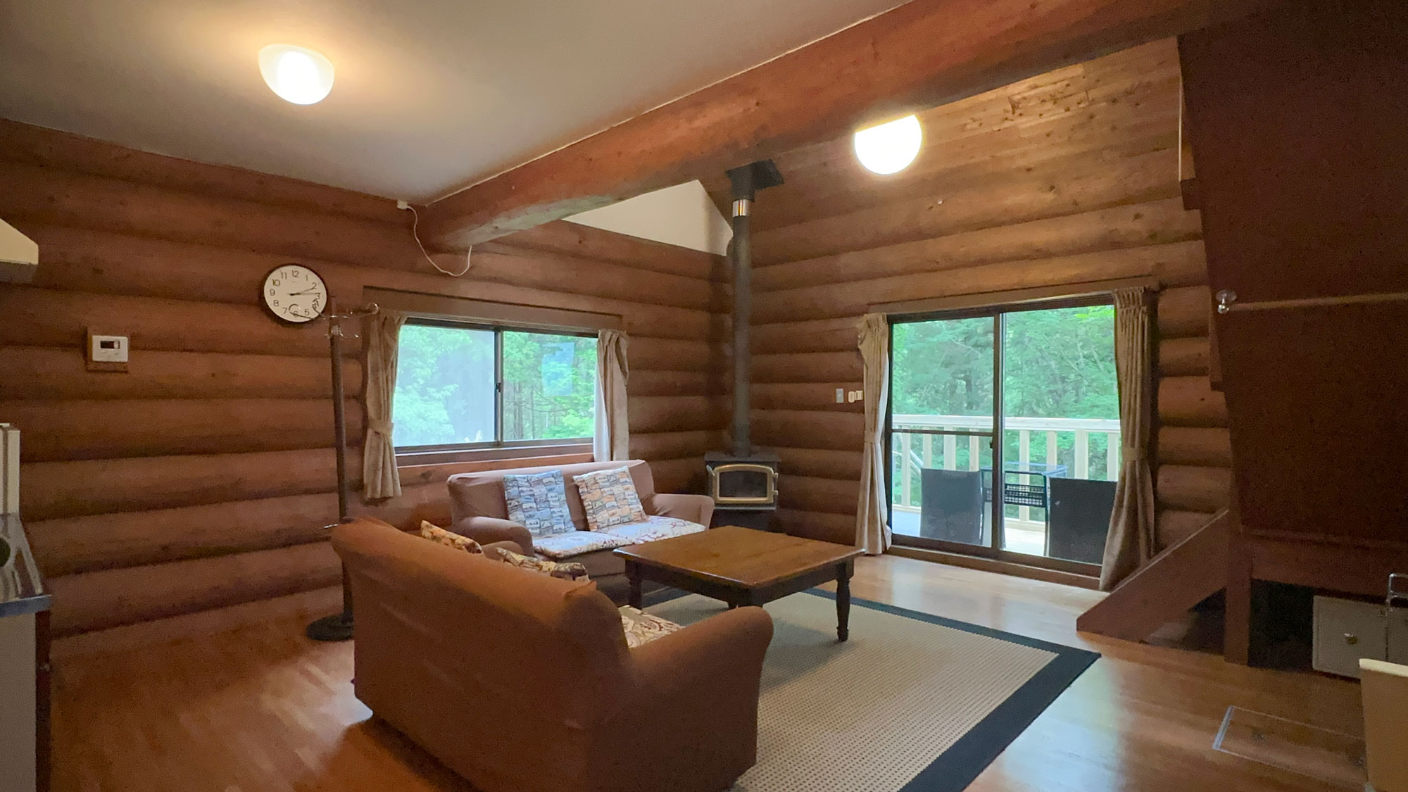 ログハウス風コテージ客室一例：暖炉のあるリビングです。