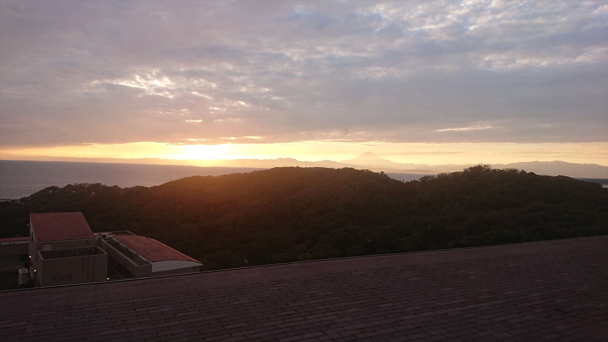 【ホテルからの景色】太平洋に沈む夕日を見ながらのんびりとしたひと時をお過ごしください。