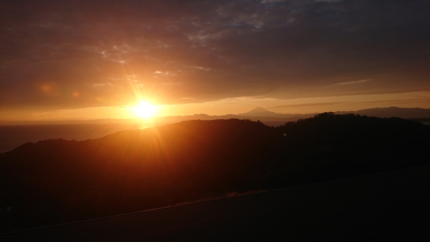 【ホテルからの景色】太平洋に沈む夕日を見ながらのんびりとしたひと時をお過ごしください。