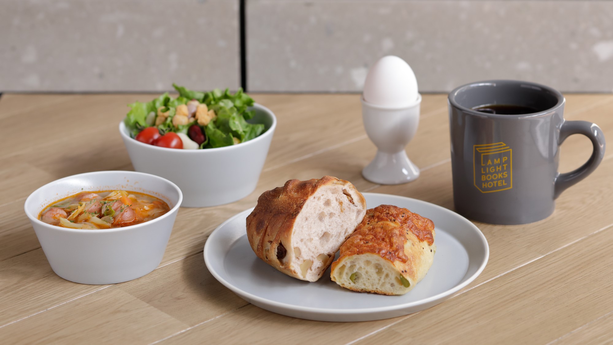 【朝食】 パン、スープ、サラダ、半熟卵、ドリンクのセット